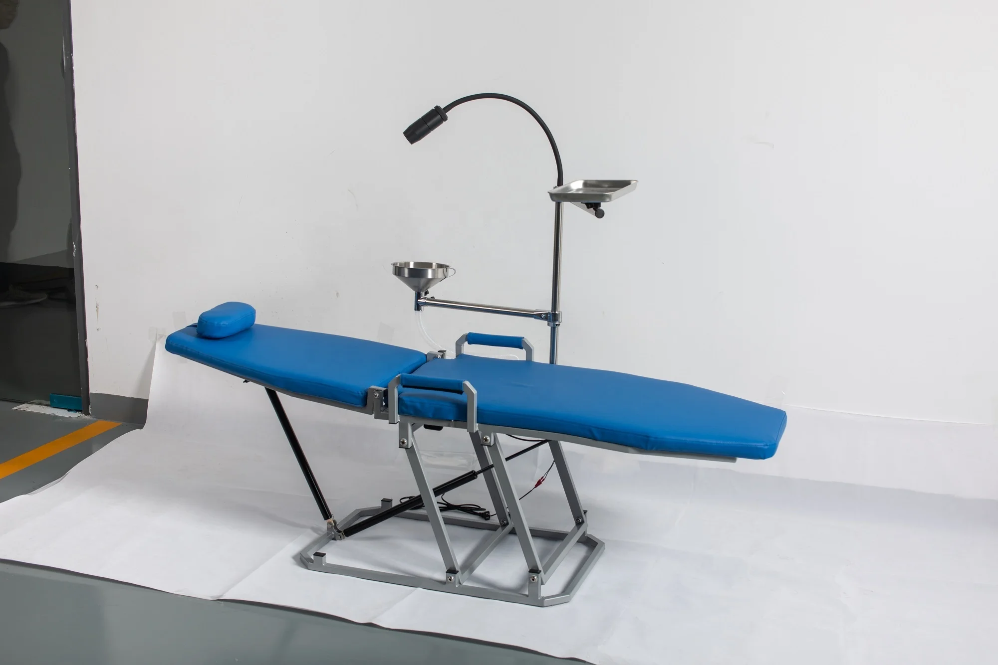 Dentist clinic use easy operating portable dental chair with PU leather Cushion material