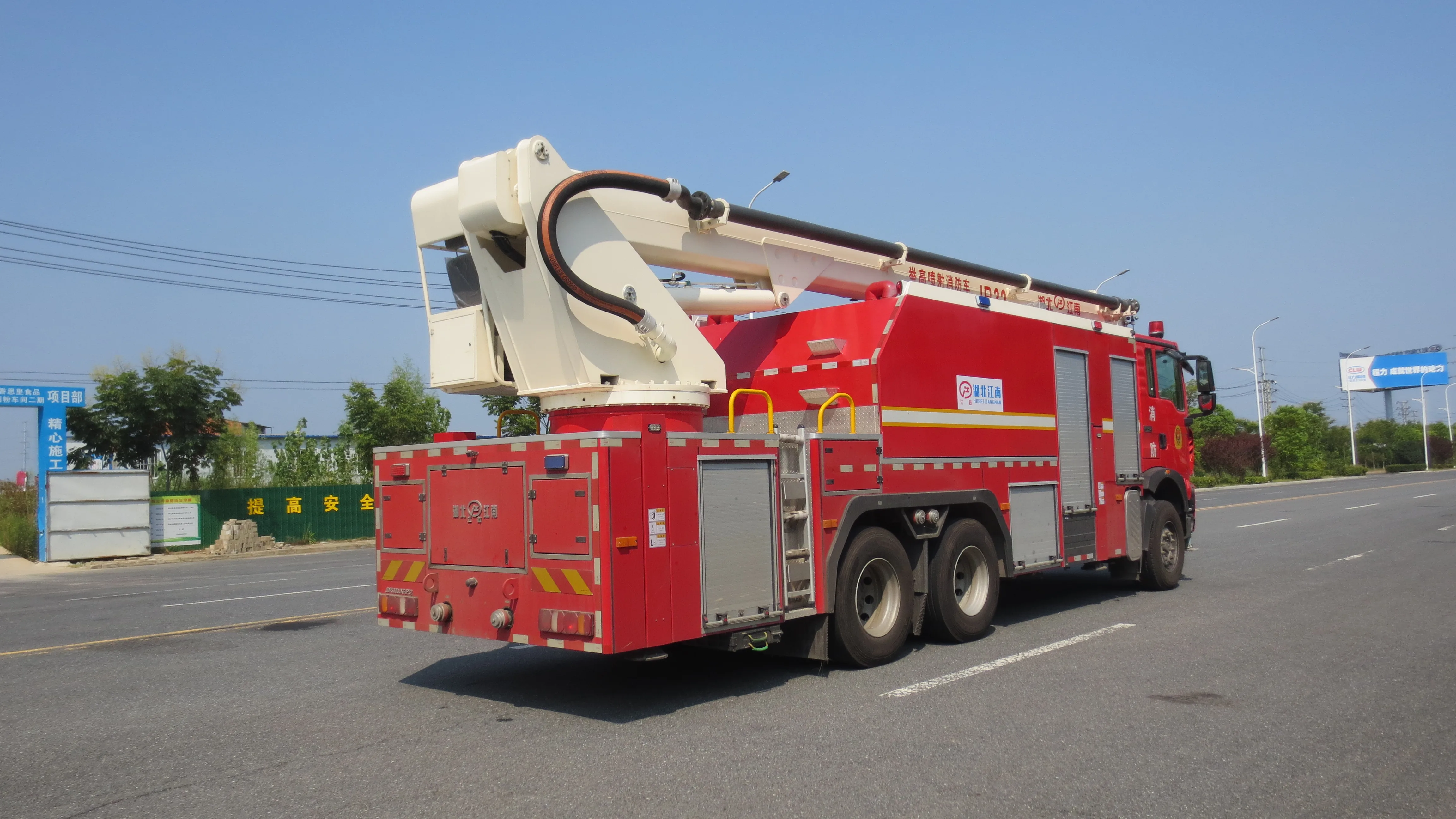 Sinotruk trucks Fire Emergency 6*4 truck with Fire Rescue Rolling Shutter fire truck for sale