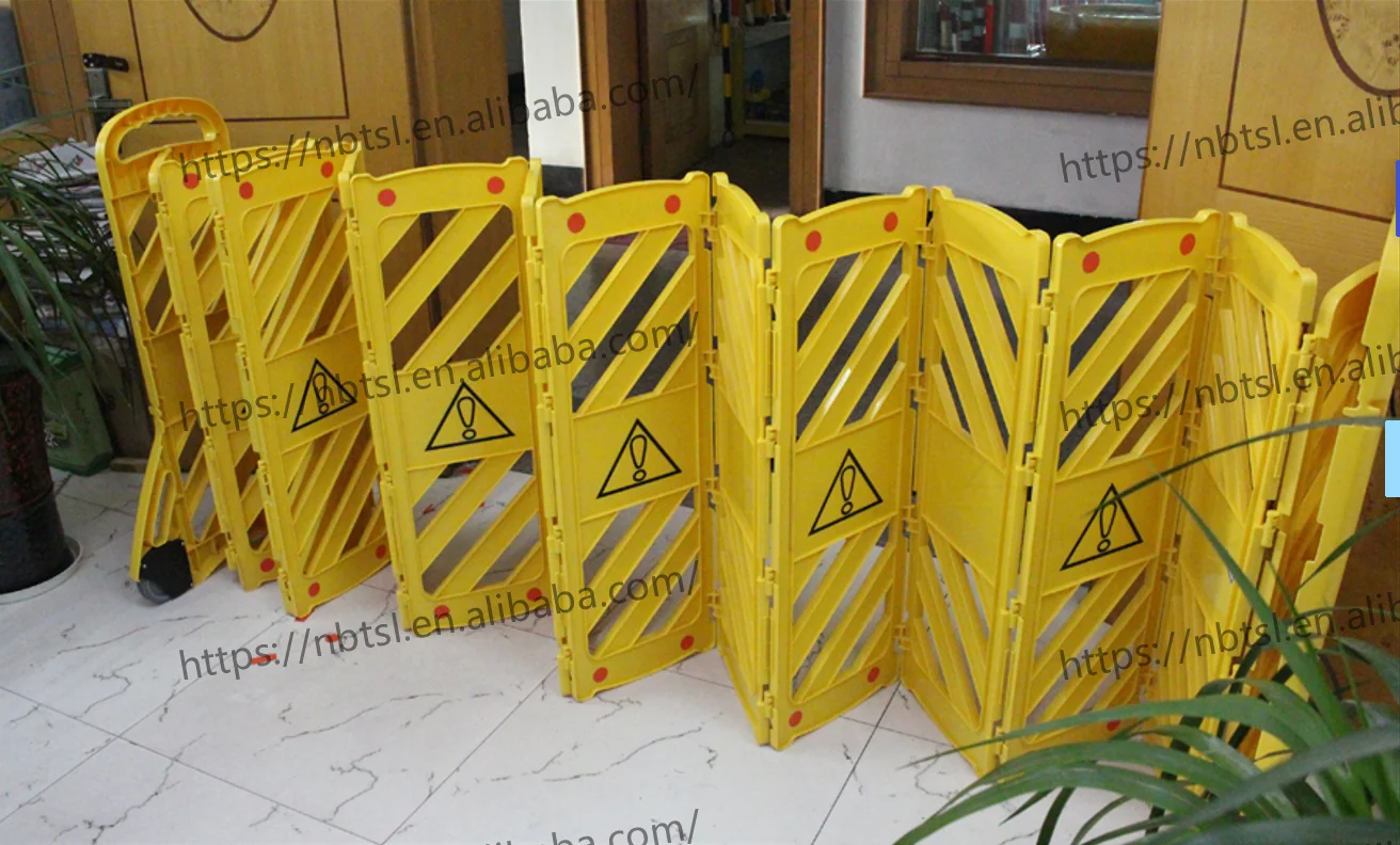 New Arrive Yellow Plastic Mobile  Expandable Barrier Barrier for Traffic Control Road Barrier on Wheel