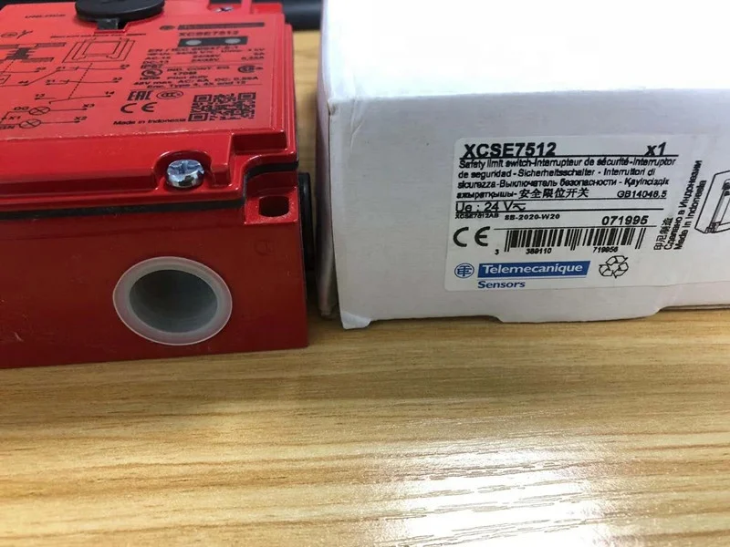 Telemecaniques  XCSE7512 metal Rectangular Safety switch