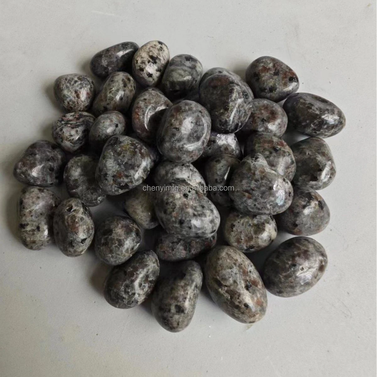 Wholesale Yooperlite Tumble Natural Crystal Pocket Stone UV Active Real Tumbled Stone Chakra Palm Stone Black Ruby for Healing