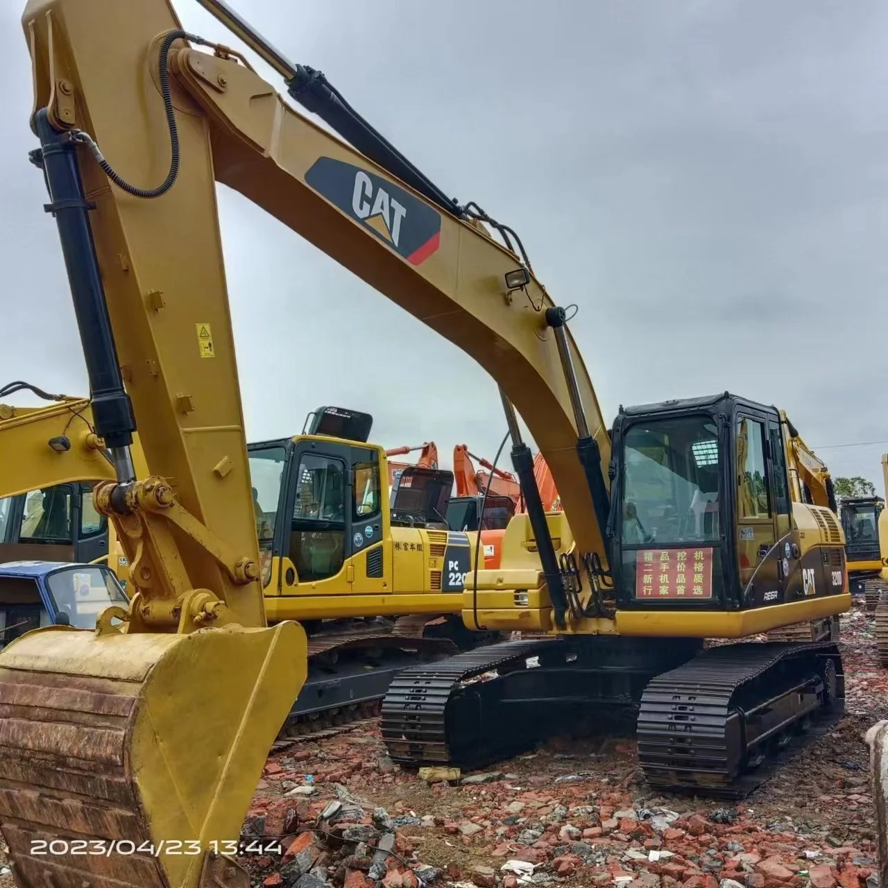 Hot sell High-quality Carter 320D used crawler excavator for sale. High-quality second-hand excavator used mini excavator