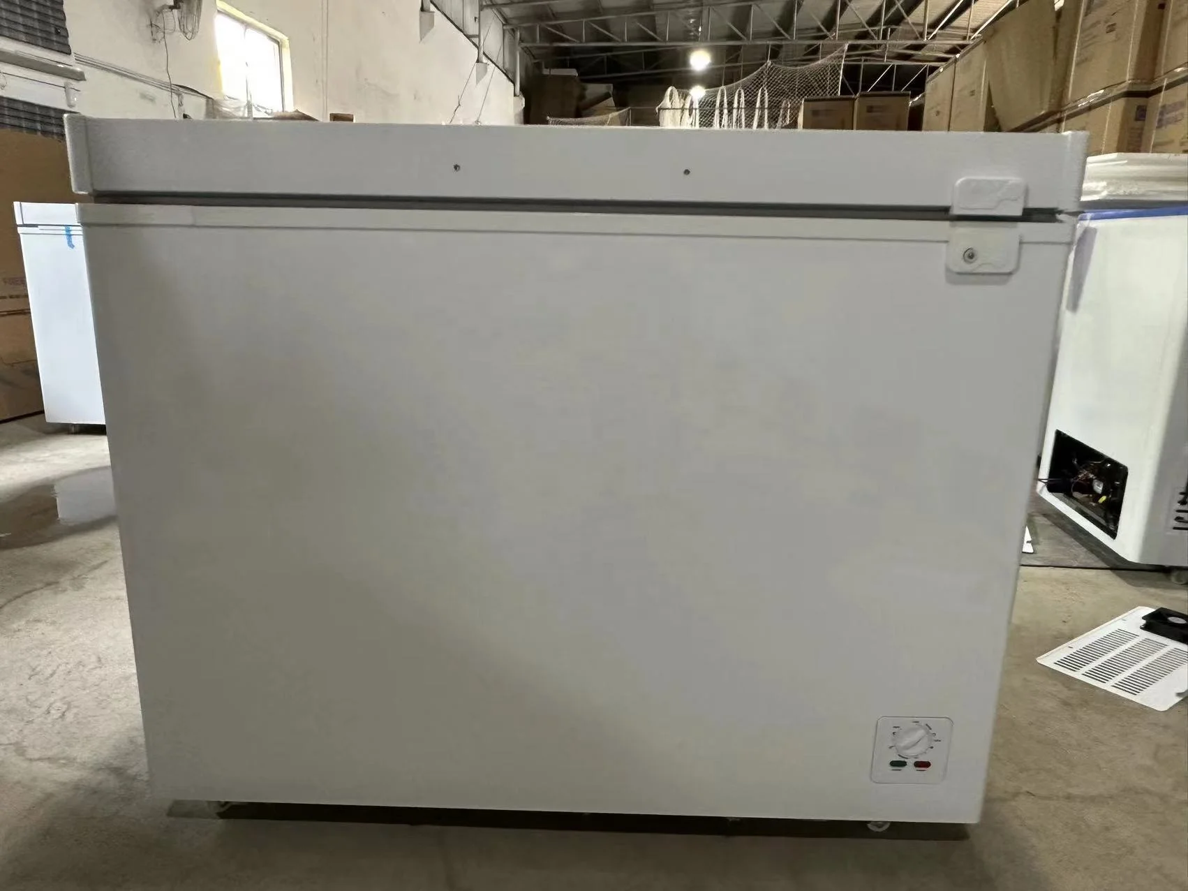 258L DC 12V dual power adapter 100mm thickness foam Battery Powered  Portable Solar chest Freezer