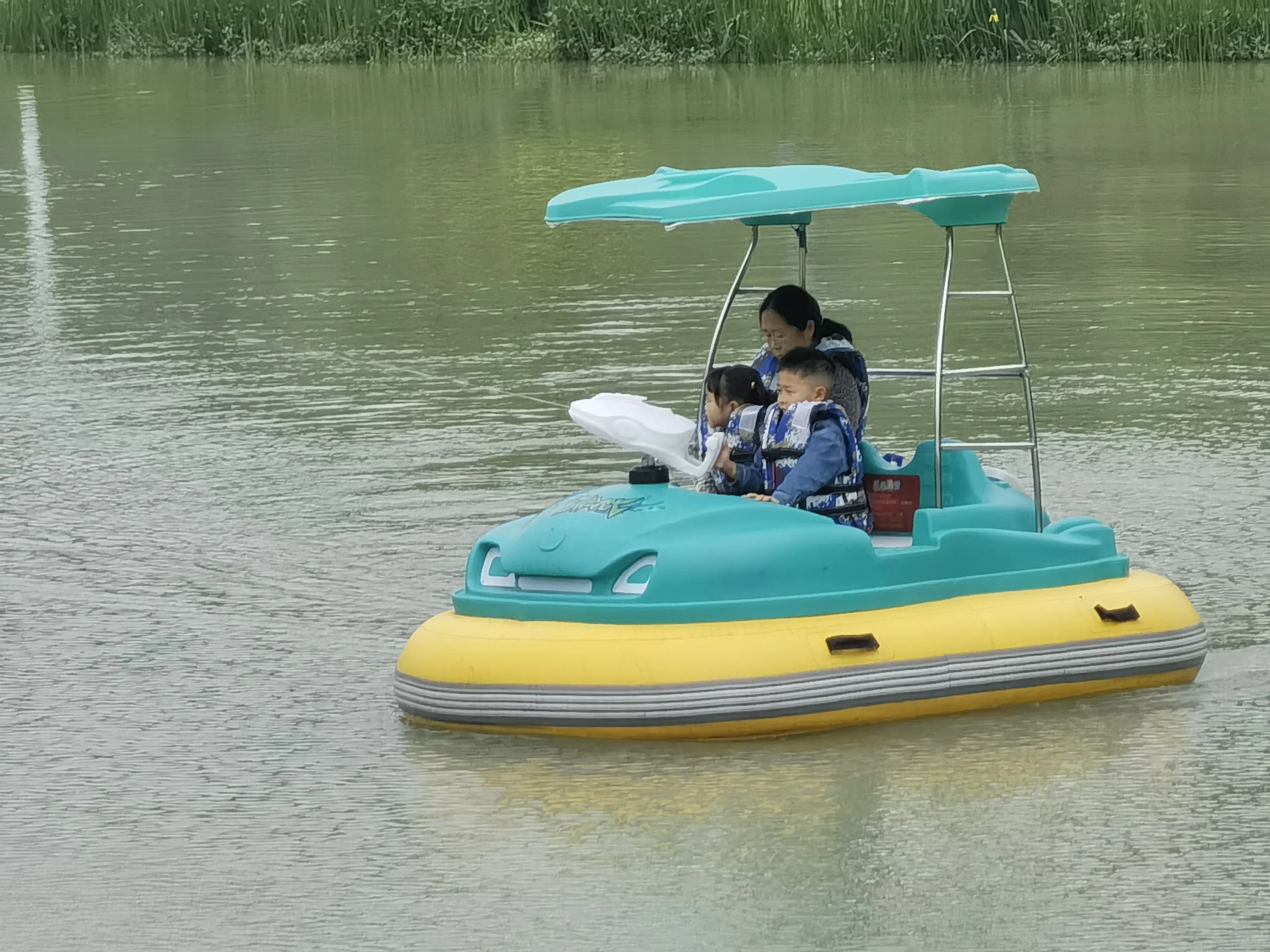 Water Park Equipment funny Car Shape Electric Bumper Car Boat For Sale