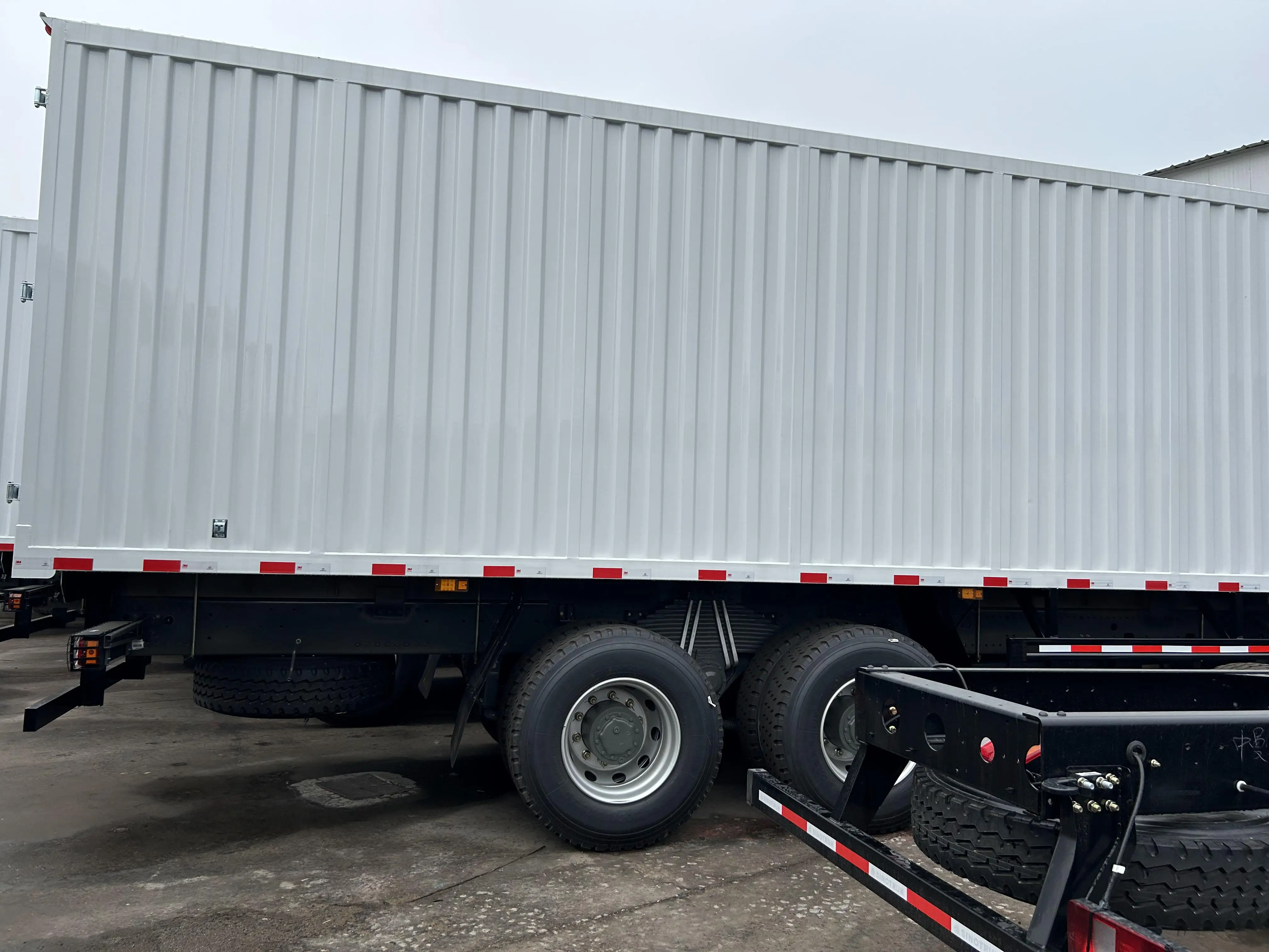 400HP 30T 40T 10 Wheels 7.5m 8.2m 9.5m Van Cargo Truck