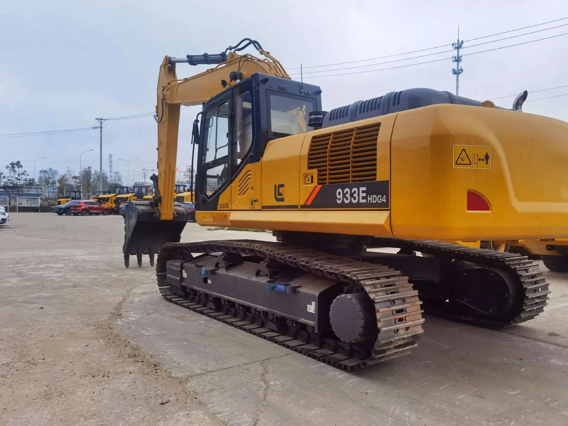 Высокая мощность и точность: 933FMAX + Средний экскаватор в категории 33 тонны