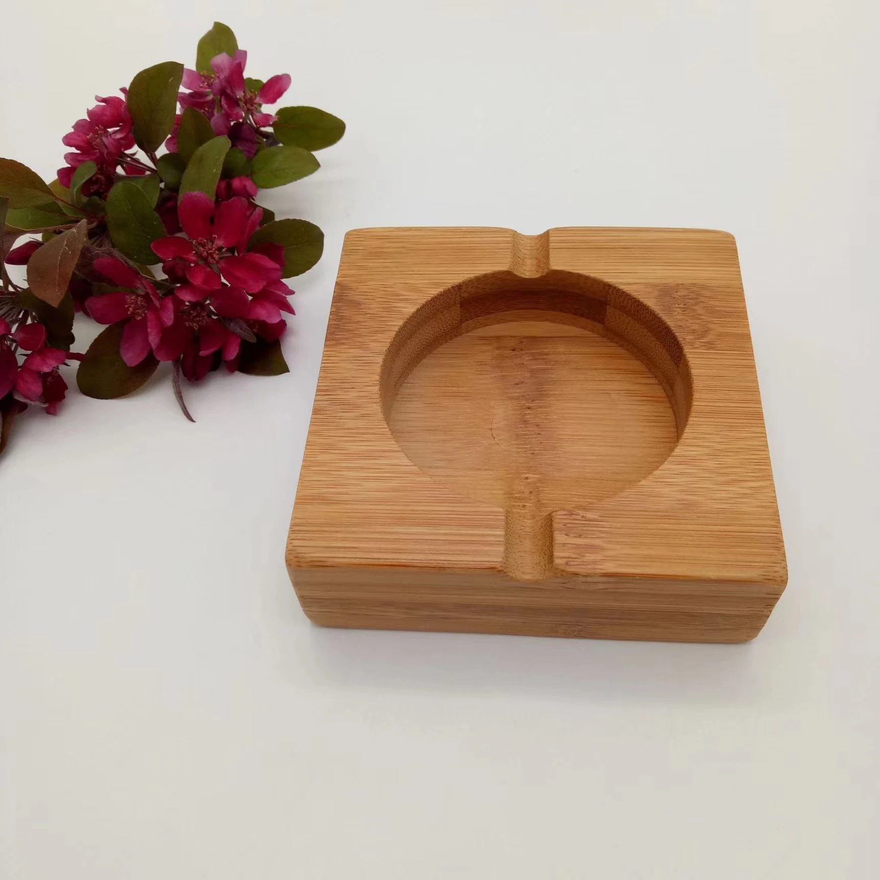 Wholesale beautiful and practical simple bamboo ashtray elegant square design ashtray 10*10*3cm