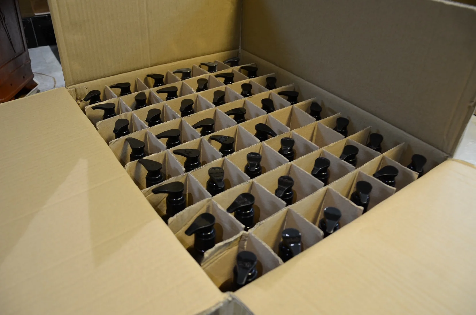 
Hot Selling Softening Hand Care Lotion Moisturizing Anti Chapping Whitening Perfume Essential Oil mond sub honey almo Hand Cream 