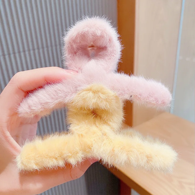 New girls hairpins Winter popular plush Headwear  girls hair claw clips Color plush hairpin H2-045