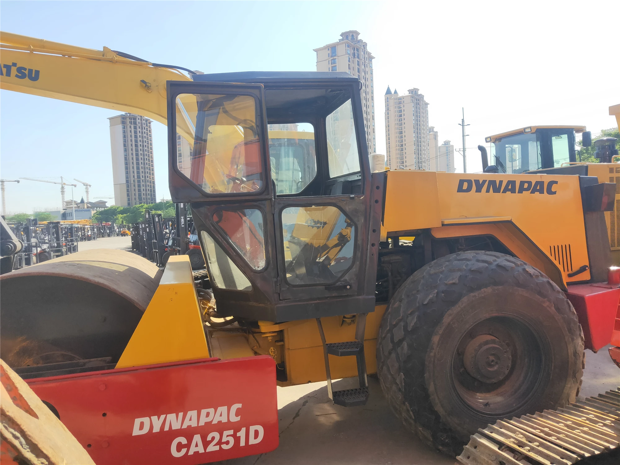 Б/у дорожный строительный аппарат Dynapac CA251D однобарабанный Вибрационный каток уплотнитель трехколесный вибрирующий