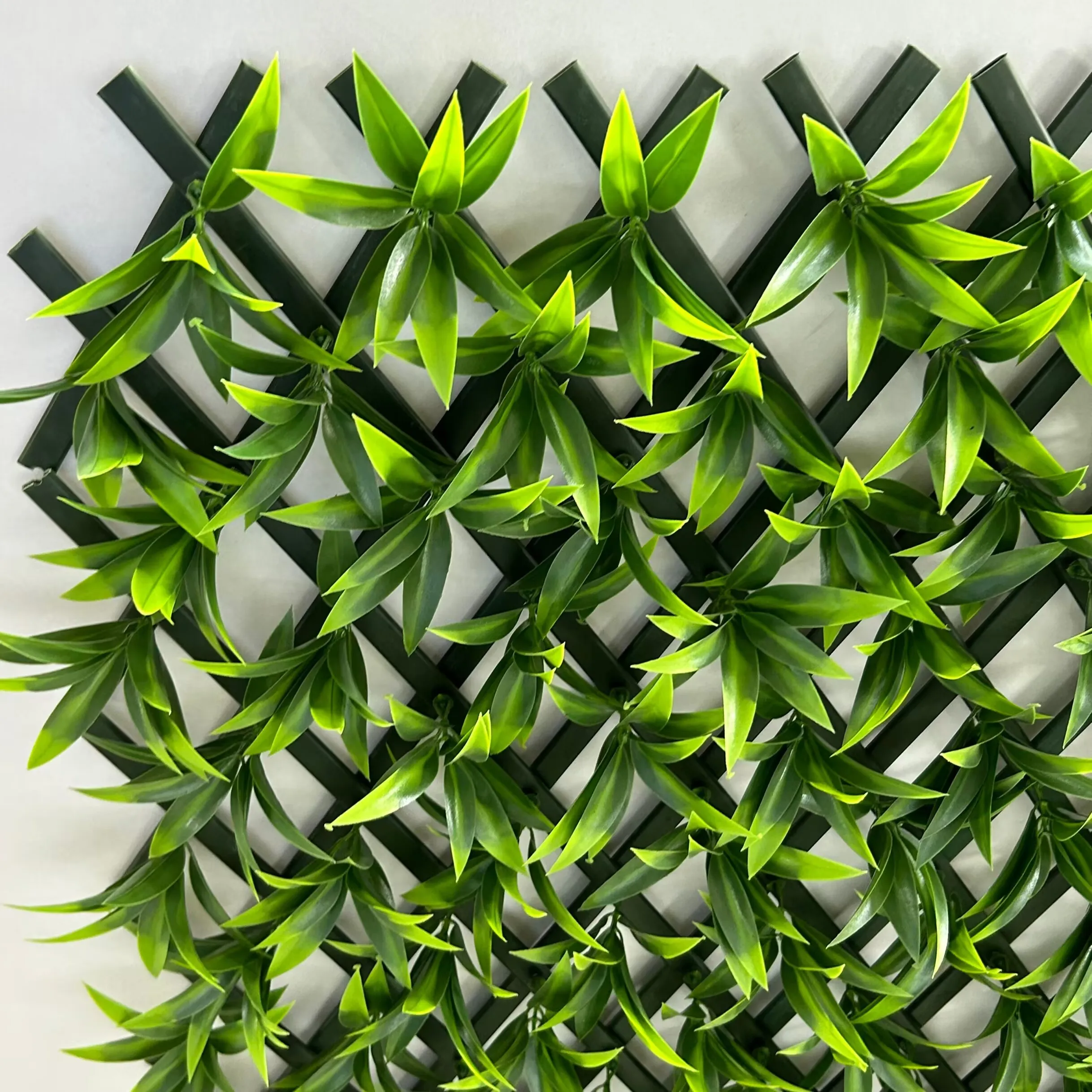Custom Eco-Friendly Wood PE Frame Expandable Artificial Grass Wall Fence UV Finished Trellis for Outdoor Farming & Plant Screen