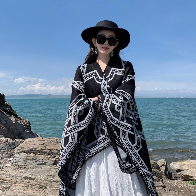 Europe Hot Selling Design Autumn and Winter New Fashion Large Cashew Ladies Scarf Cape Thick Warm Ethnic Women Poncho
