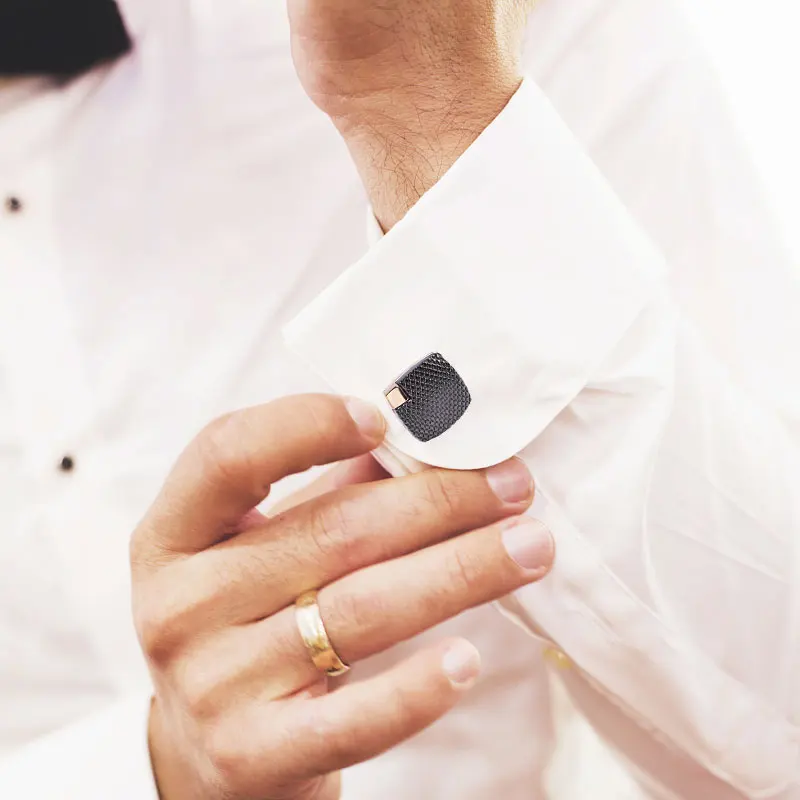 
High Quality Enamel Gold Silver Round Carving Pattern Retro Gold-Color Plated Cufflink 