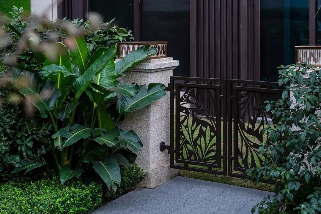 Remote Control Electric Fence Gate Handle Main Colour 1.5m Pet Swing Gate Motor Folding Iron Turnstile Gate