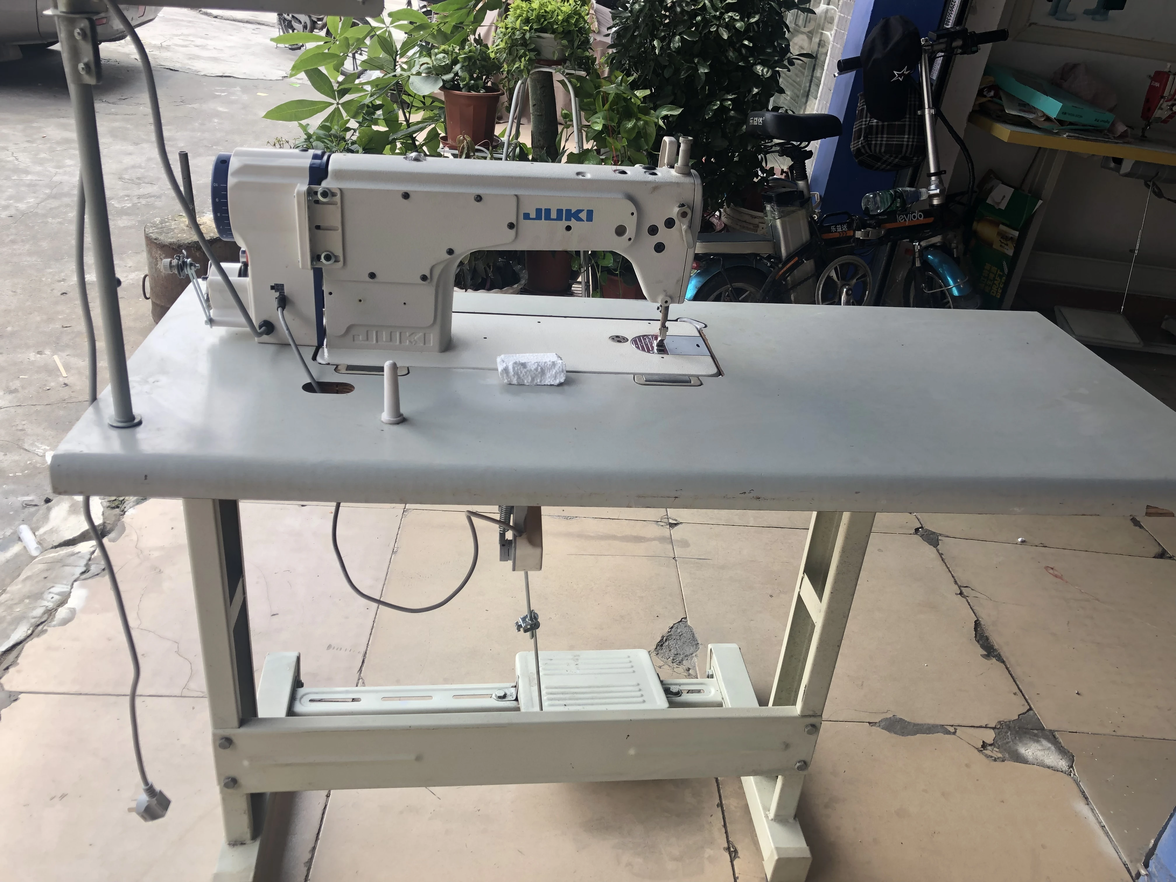 warehouse sale USED juki-8700D  single  needle  lockstitch industrial sewing machine price