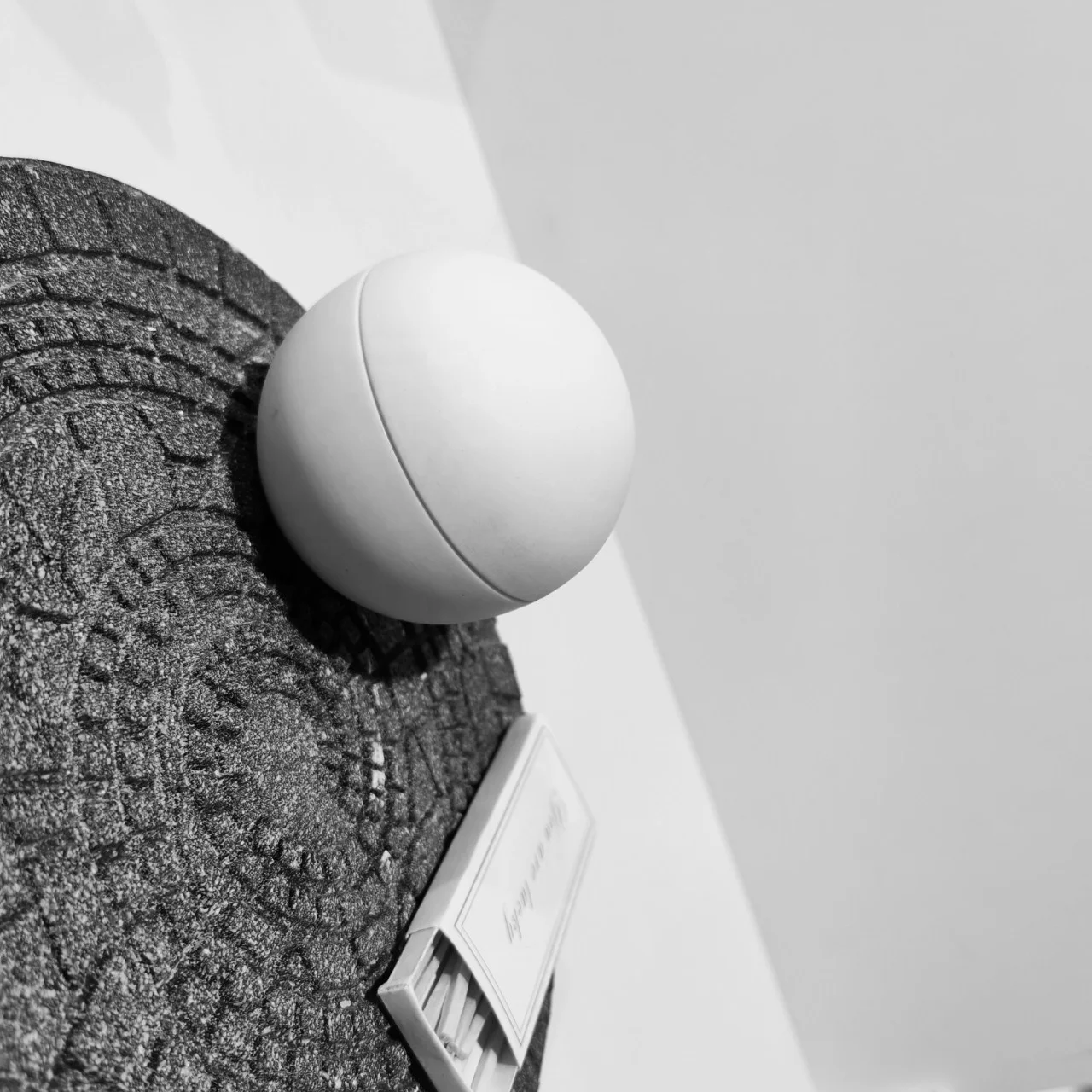 Christmas Cylinder Ceramic Aura Soy Candle Vessel Ball Shape Porcelain Jar with Lid for Home Decoration