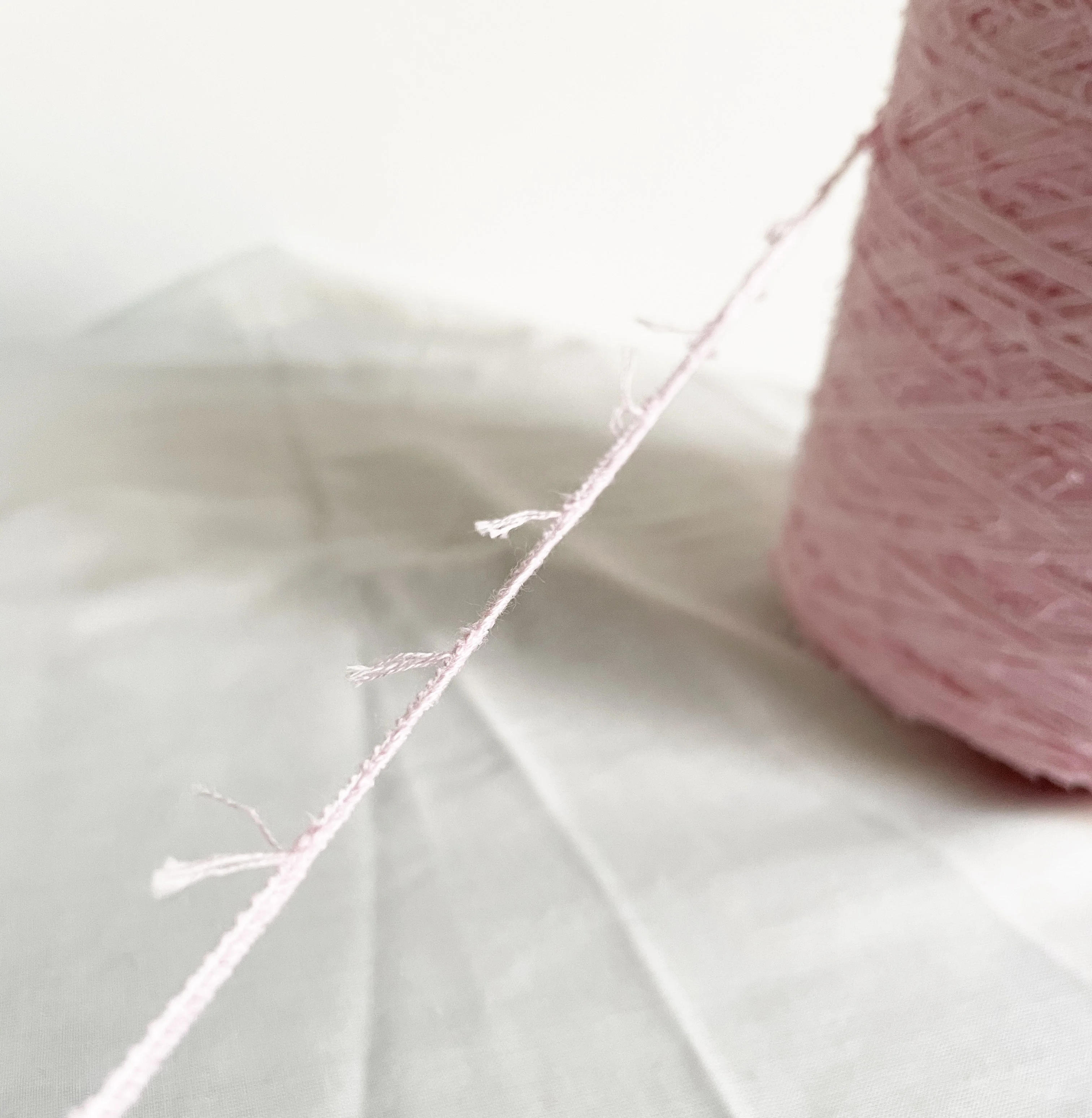 Женские 23/24 весенне-летнего сезона Необычные ленты волосатые пряжа в ажурный узор для крупной вязки свитер и handknitting