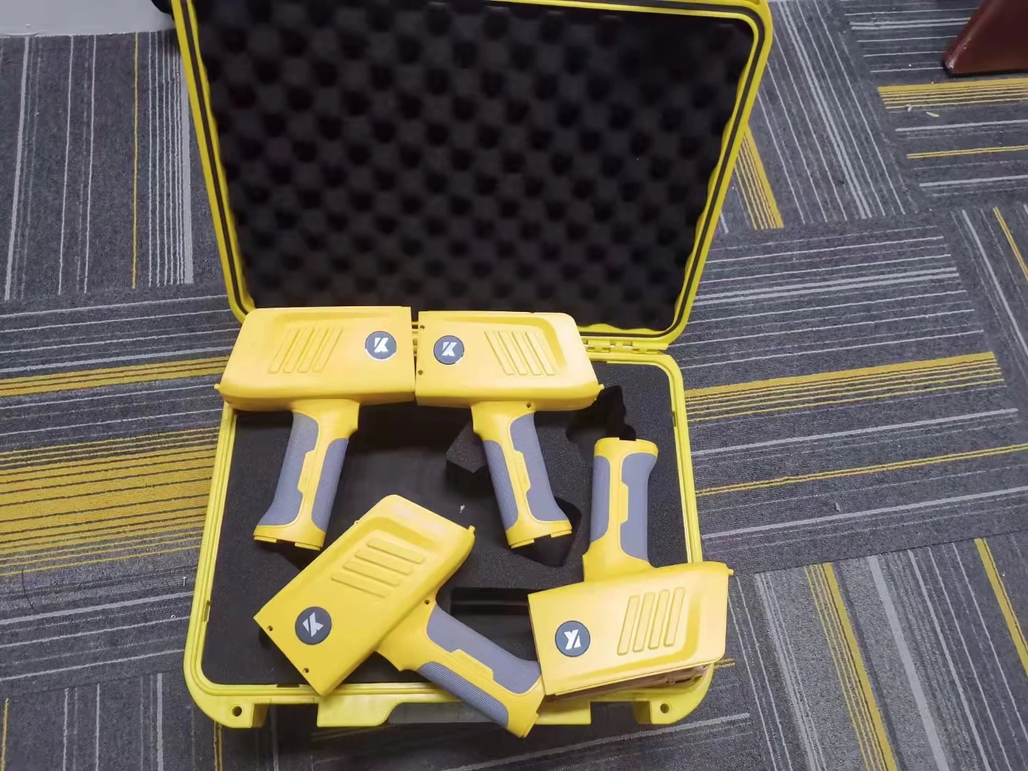 Handheld XRF spectrometer and handheld XRF analyzer testing Metal