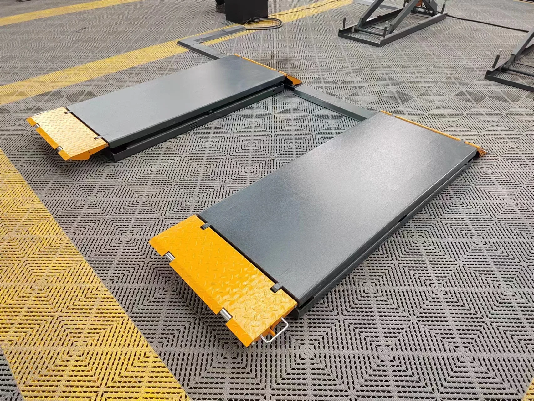 Cheap 3.5T Hydraulic Mini Ultra Thin Scissor Car Lift For Automotive Garage Repair