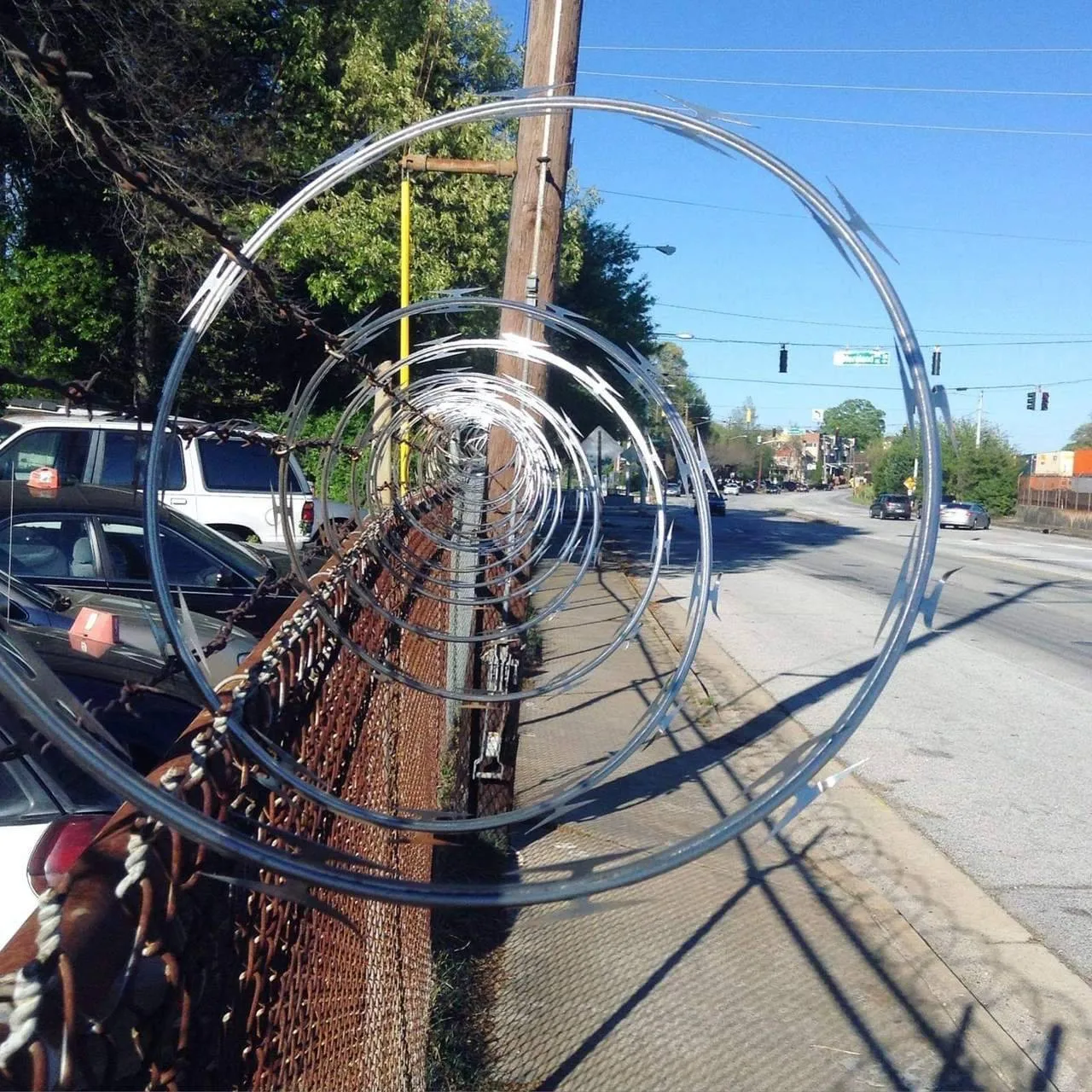 Оцинкованная колючая проволока диаметром 500 мм x 10 кг используется на верхушке забора