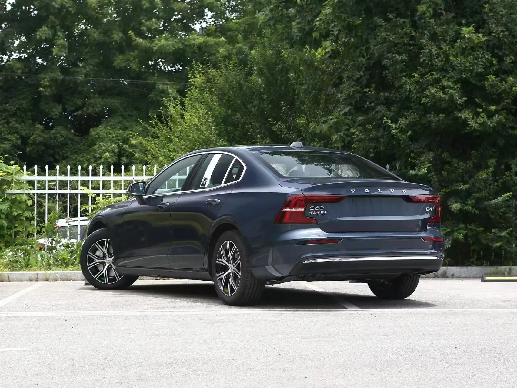 2024 Volv-o S60 Подержанный автомобиль панорамный люк на крыше автоматическая коробка передач с турбодвигателем кожаные сиденья FWD привод электрические шины R17 оптом