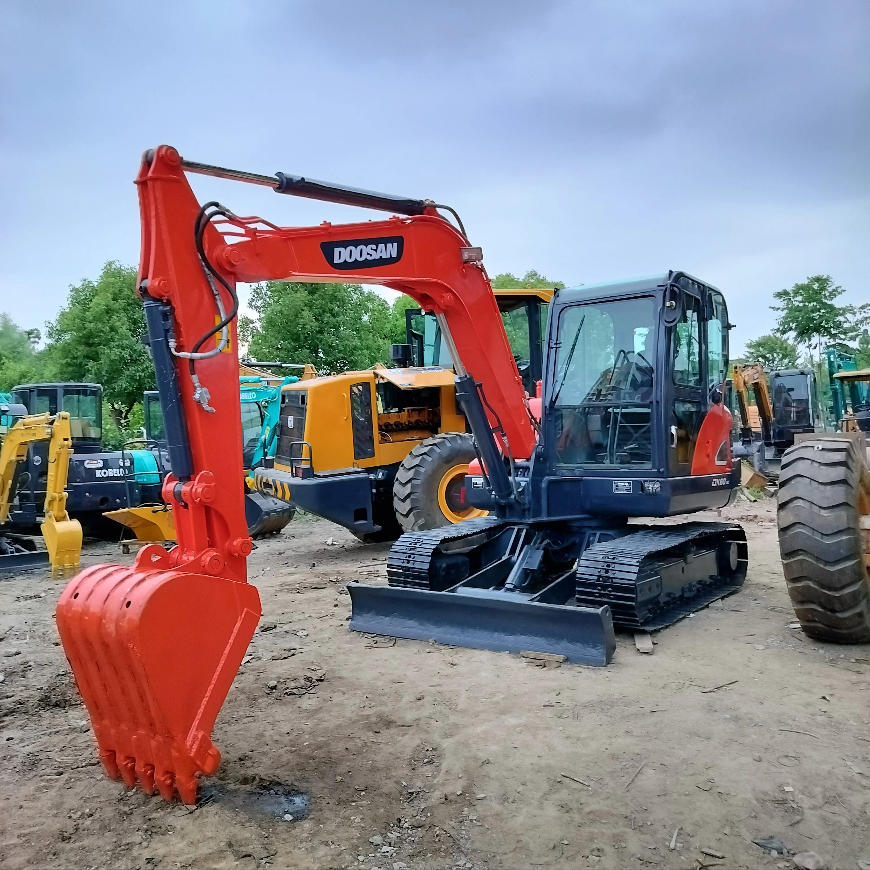 Used Doosan dh-60 dx 60 excavator Doosan Dosan dh60-7 in good condition, cheap price, for sale in Shanghai