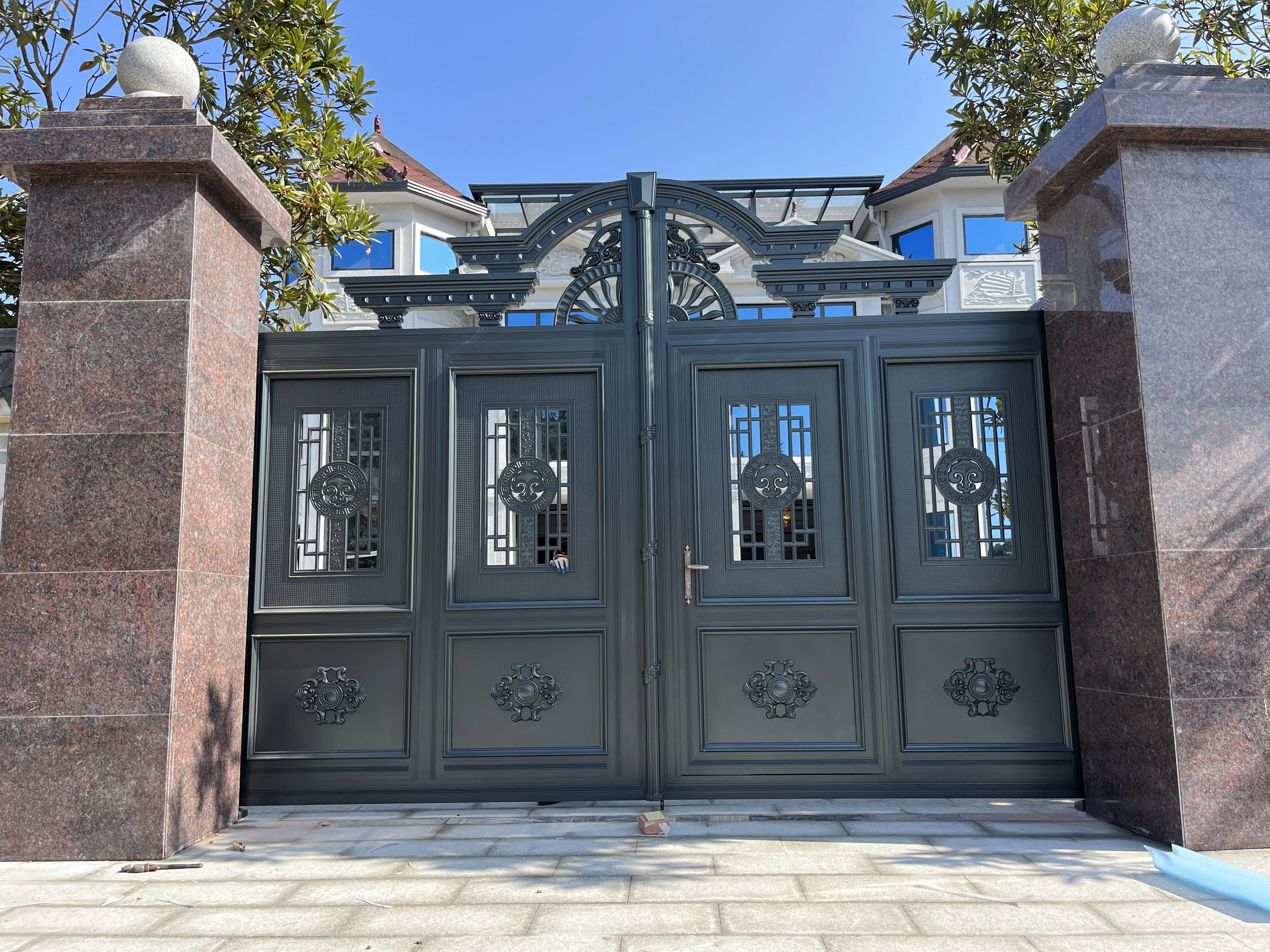 Aluminum Automatic Stacking Sliding Drive Gate for OEM Artistic Creations Main Door for Villa and Garden Aluminum Abode