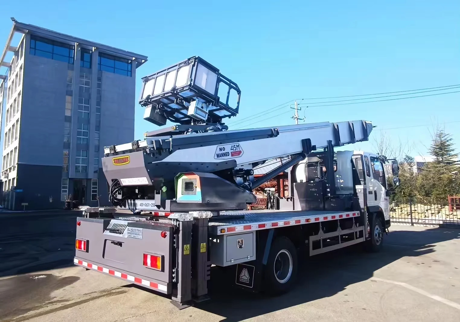 The factory sells diesel 6 wheel 4x2 original 45m telescopic ladder house mobile lift truck