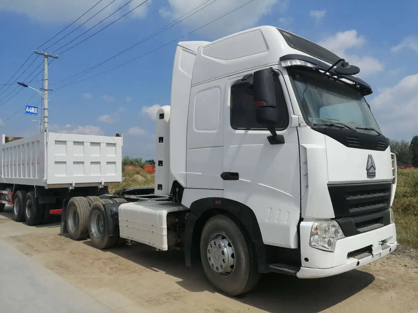 USED HOWO TRACTOR TRUCK 6X4 WITH 374.65KW/H BATTERY AND 110KM/H SPEED