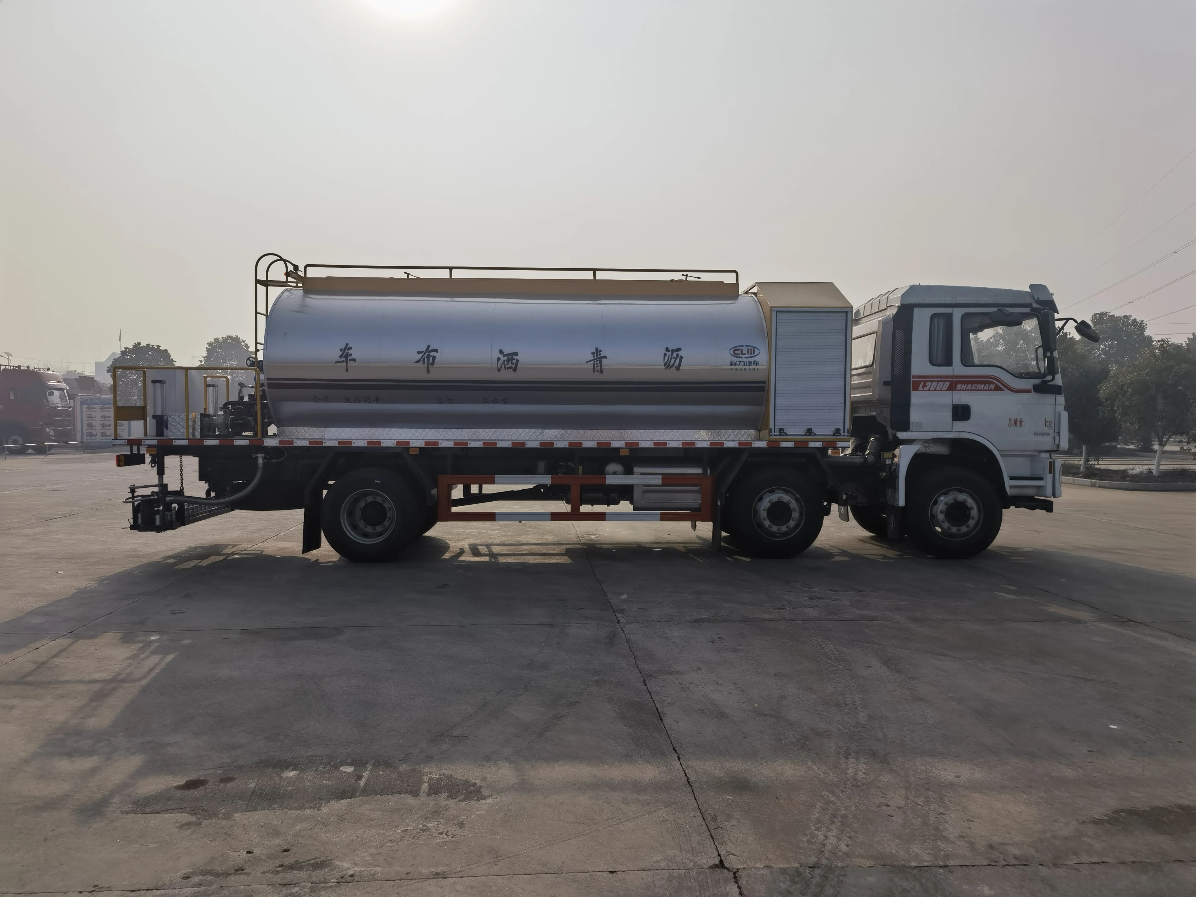 Shacman N Hohan Intelligence Asphalt Bitumen Distributor Distribution Spray Sprayer Spraying Tank Tanker Truck