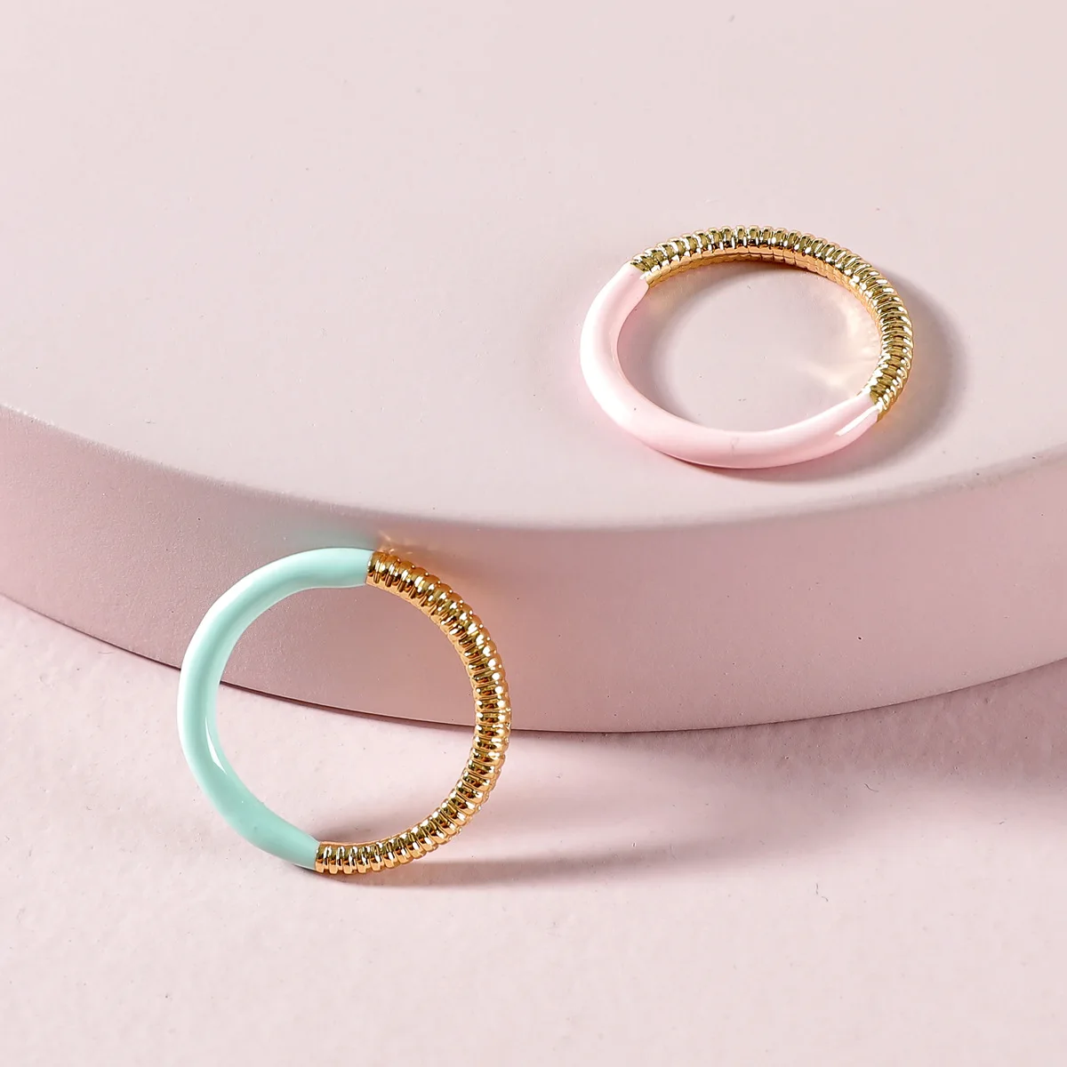 Заводские Горячие продажи Горячие стильные красочные эмалевые уплотнительные кольца цвета масляная капля круглые кольца Геометрическая металлическая текстура эмалевое кольцо