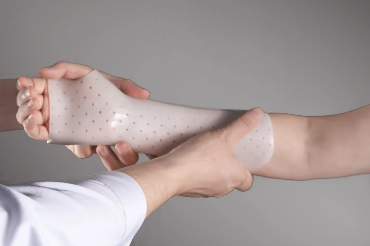 Perforated Thermoplastic Orthopedic Splint for Orthopedic Physiotherapy Hand Wrist Immobilization Bandage Fixation