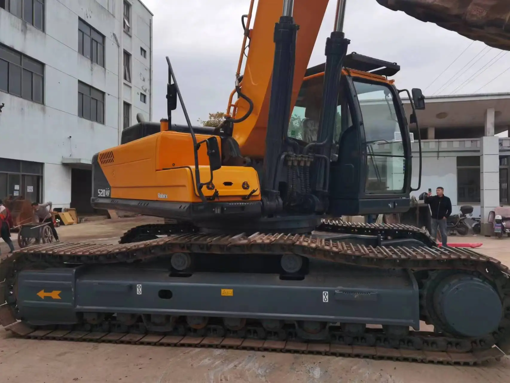 Used HYUNDAI R 520 Excavator /Hyundai 200 210 215 225-9 Crawler Excavator
