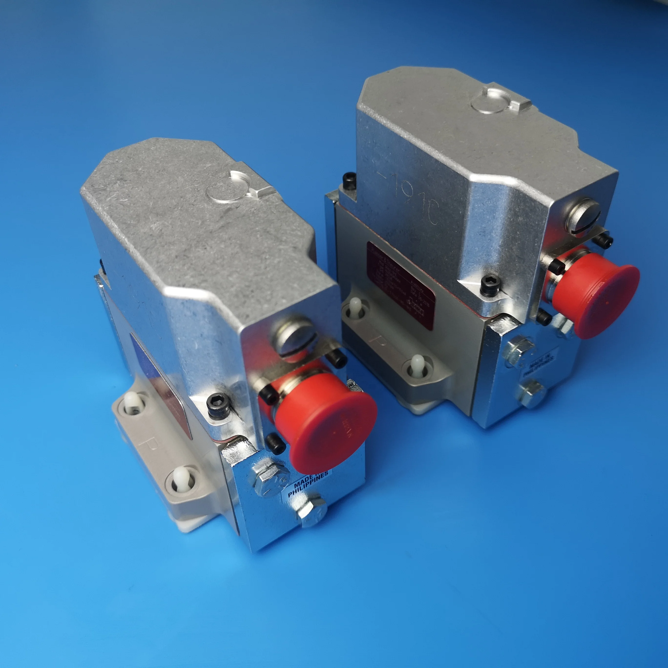 Railway Parts Hydraulic Servo Valve With The Red Label For Railway Tamping Maintenance Equipment Of Plasser