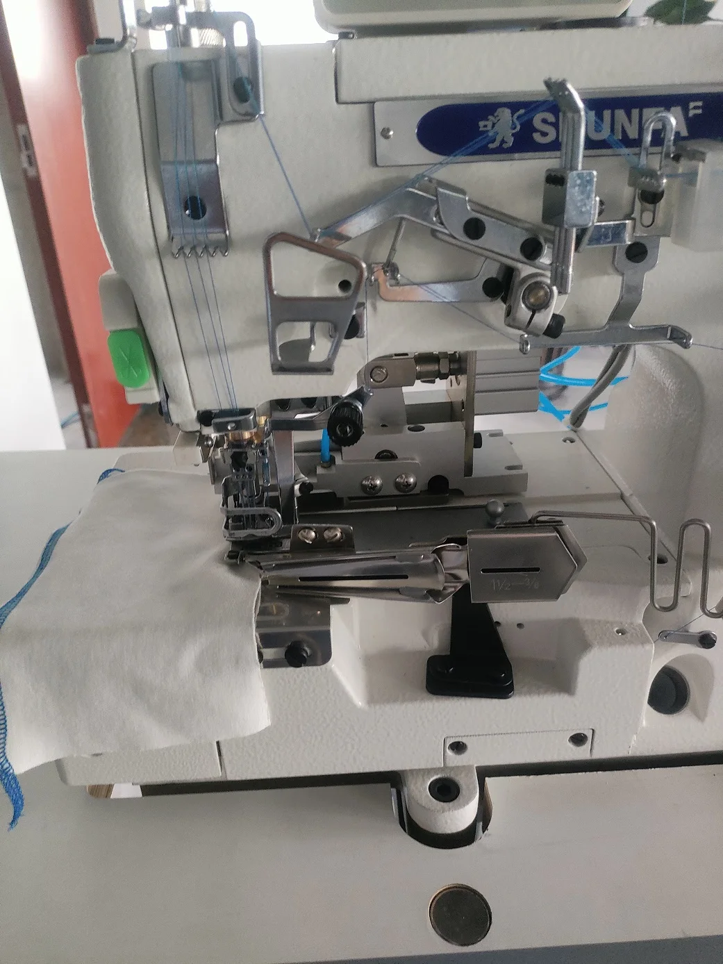Direct Factory Sale Flat-Bed Interlock Commercial Electric Sewing Machine For Clothes Factory