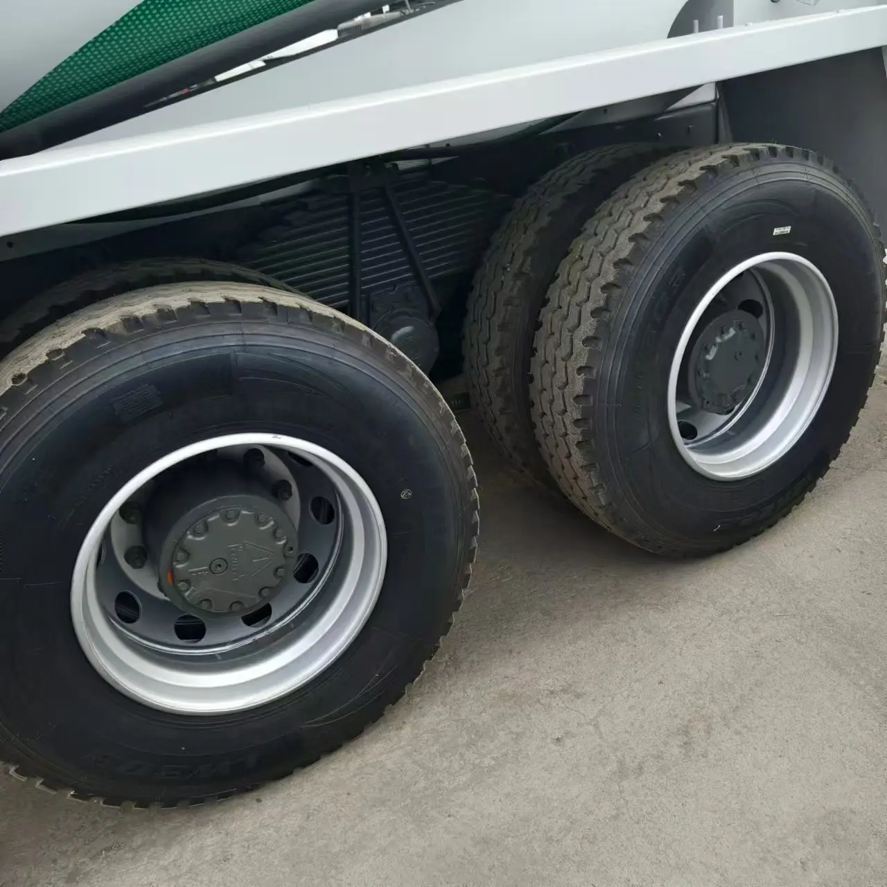 good condition SINITRUK HOWO used secondhand concrete mixer truck with tank capacity 10m3