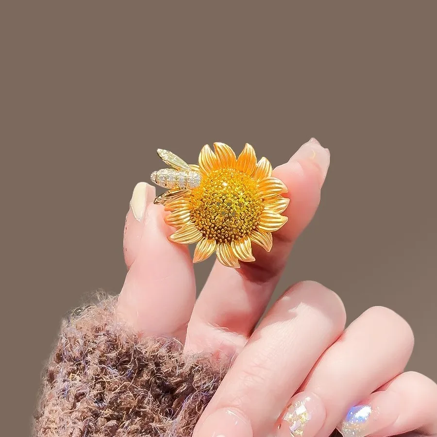 New Fashion Smart Small Bee Sunflower Brooch Upscale Niche Hipster Pin Temperament Metal Corsage Clothing Accessories