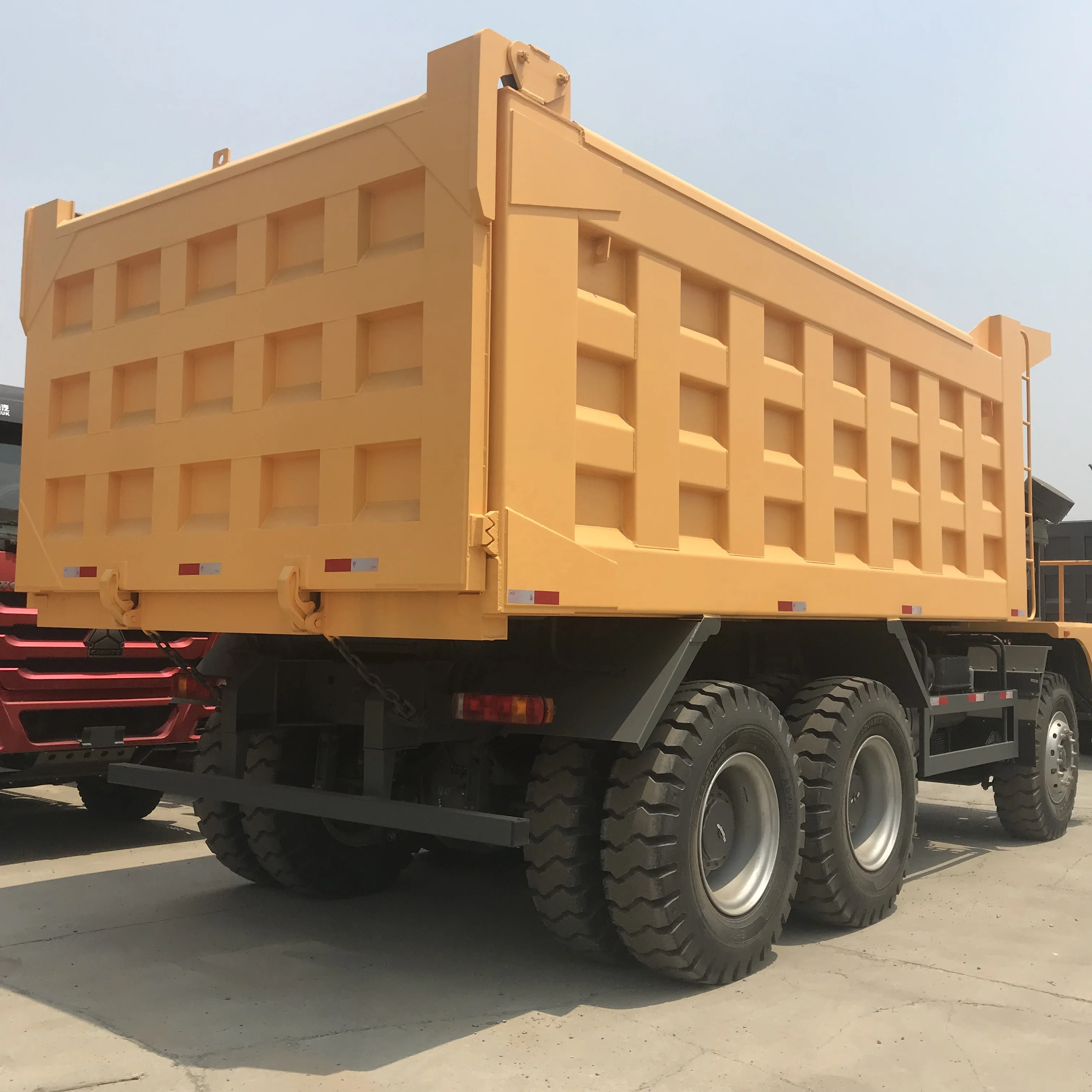 Низкая цена SINOTRUK 6x4 70 тонн горный самосвал для