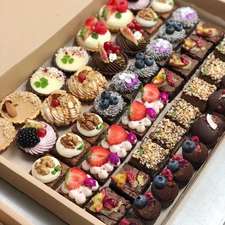 2022 Hot Popular Afternoon Tea Brownie Box Sectioned Novelty Packaging Box Romantic Craft Brownies Boxes for Packiging