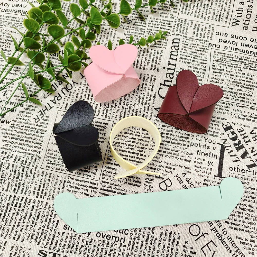 Customized Creative Design Heart Shape Wedding Birthdays Hotel Faux Leather Napkin Ring Clip