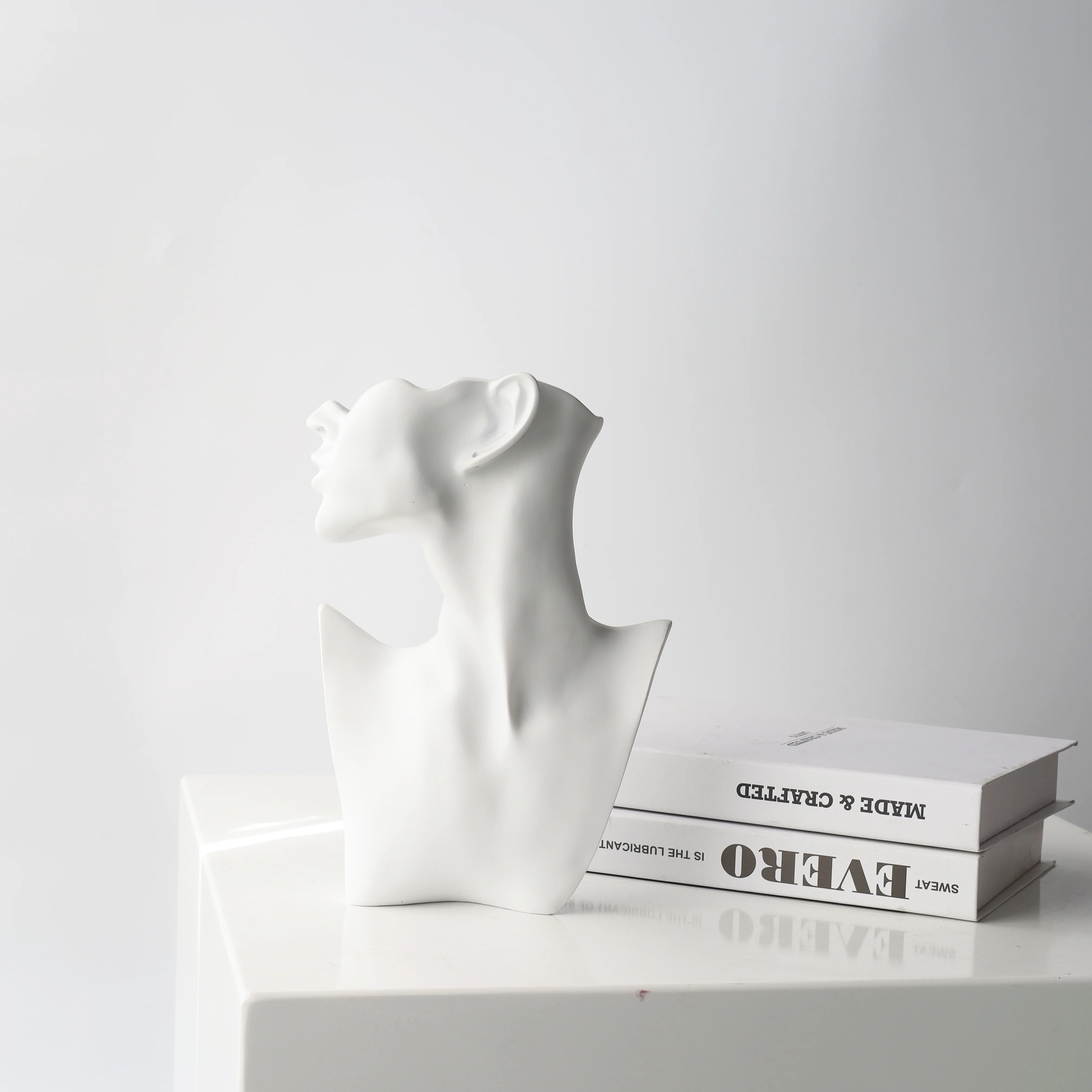 resin crafts Abstract Female sculpture mannequin head with shoulders necklace and earring jewelry display stand