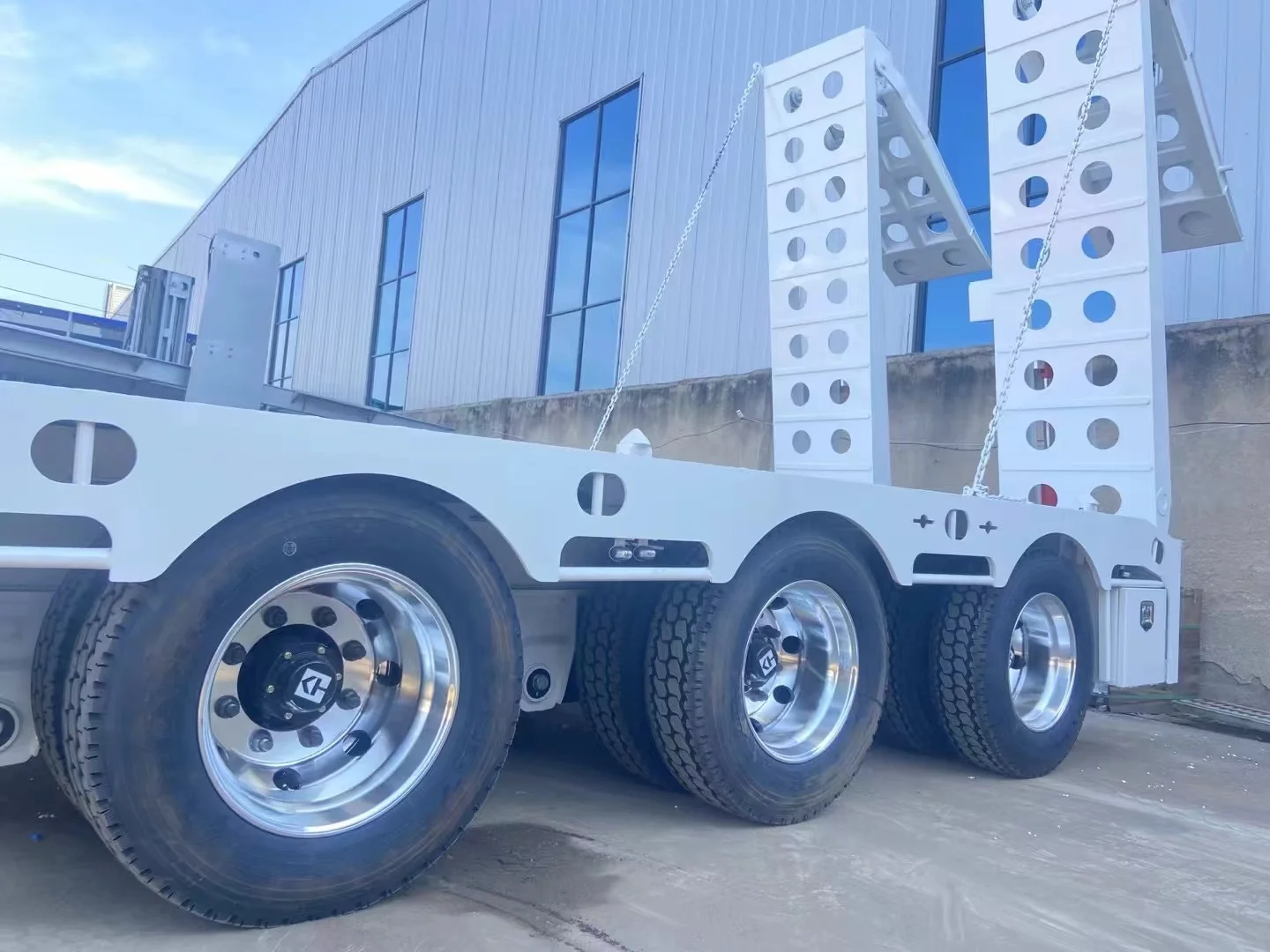 High Quality Factory Direct Sale Bed Low Flatbed Semi-Trailer Widely Used Steel Material