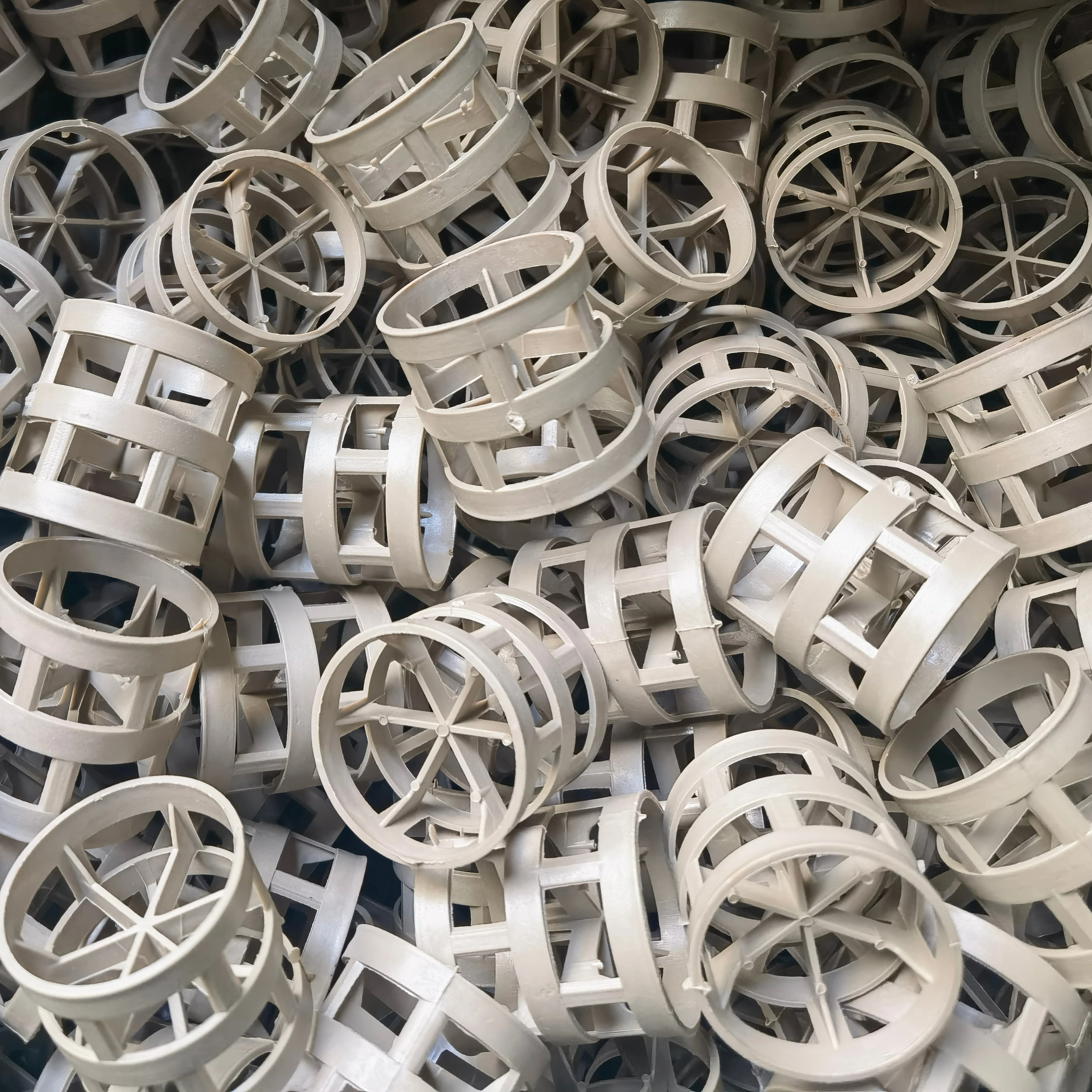 16mm 25mm 38mm 50mm PP PE PPS Plastic Pall Ring For Washing Tower Packing