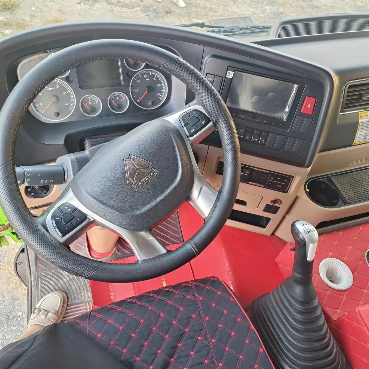 Manufacturing and exporting tractor trucks. CNHTC Howo 371 8 * 4 tractor trucks are sold at competitive prices