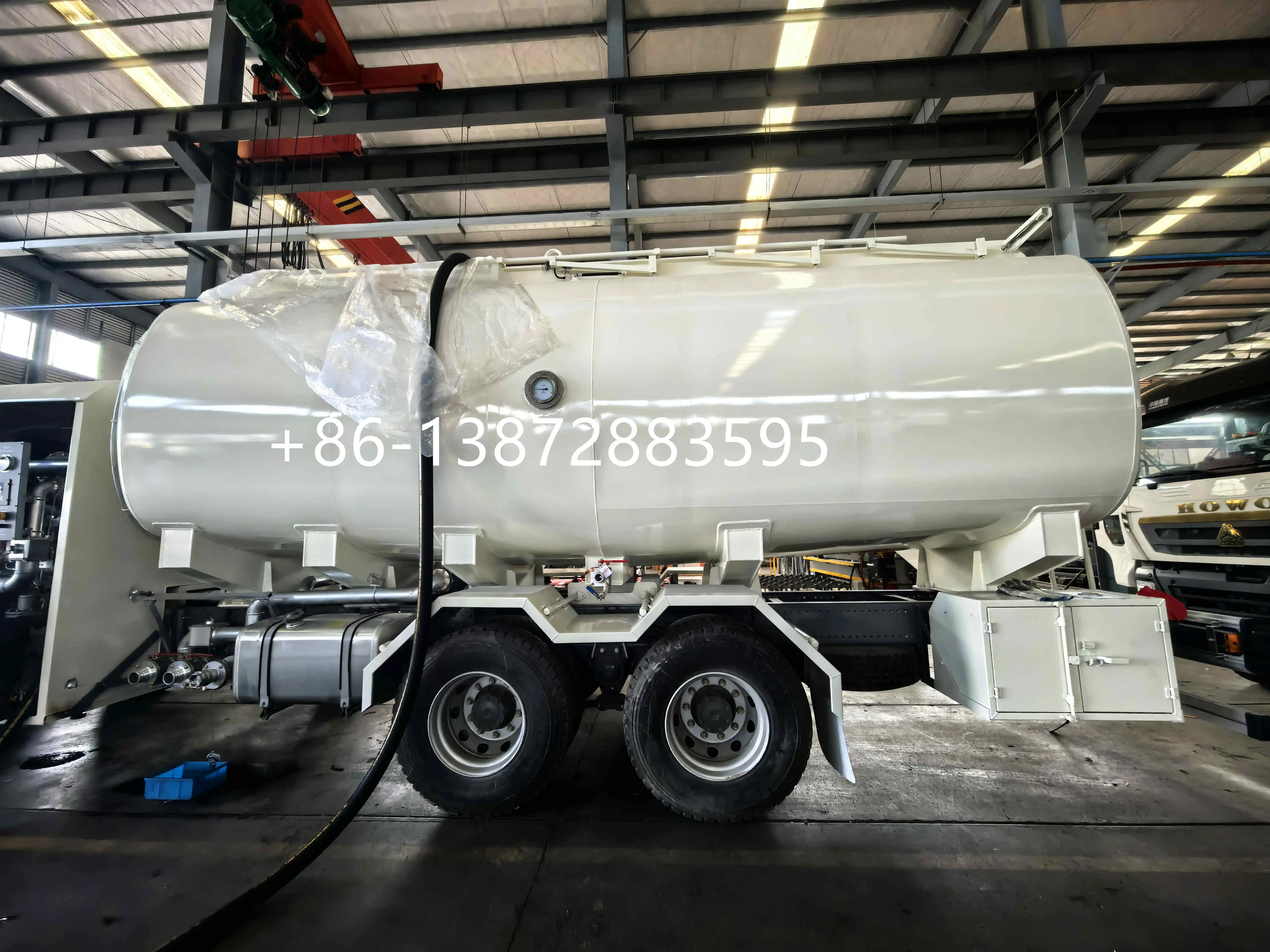 China Factory Low Prices HOWO 30000 Liters 8*4 Aircraft Jet Fuel Refueler Aviation Fuel Dispensing tank Truck for Sale