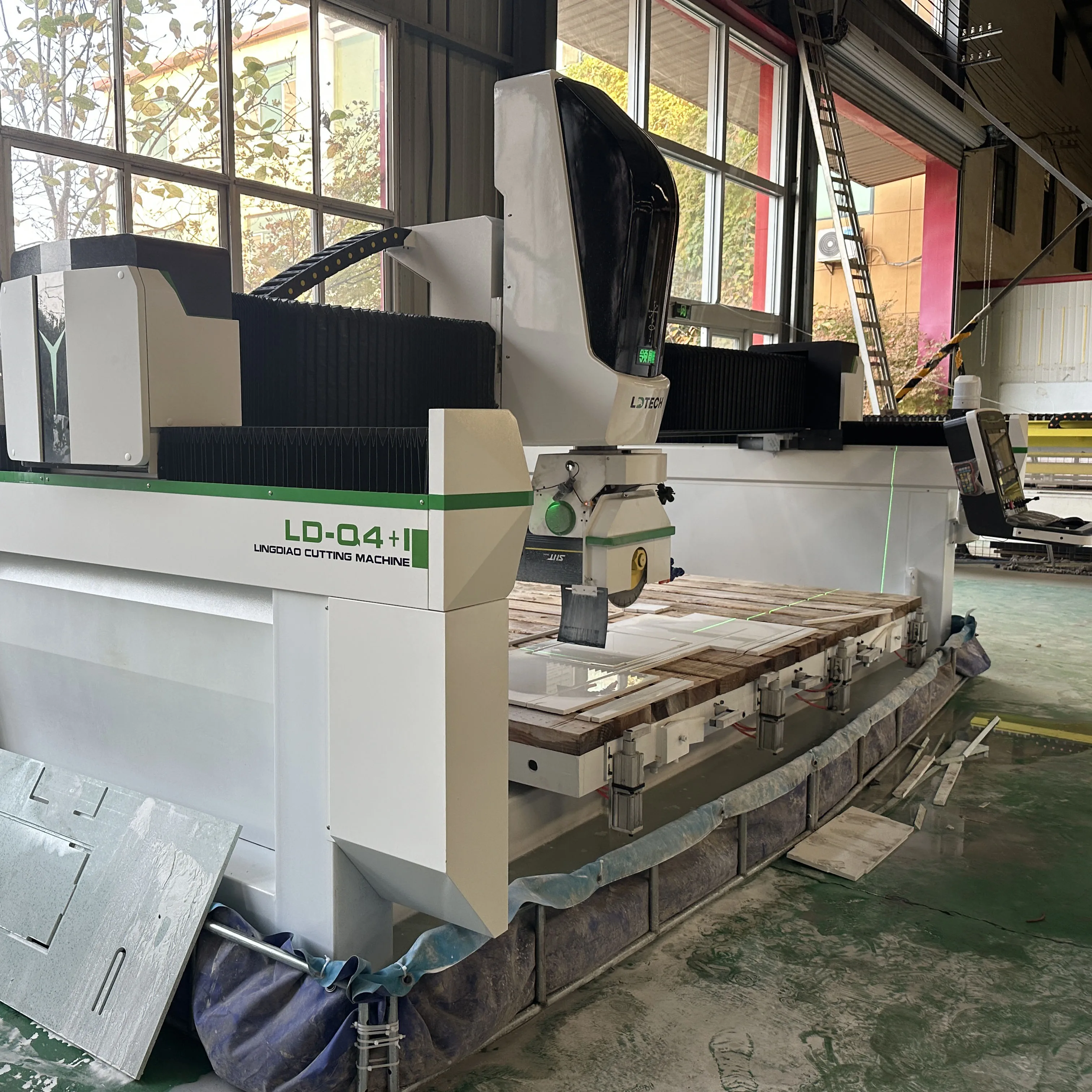 LD-Tech four-axis bridge cutting machine can cut marble and granite. Price is favorable. Welcome to consult