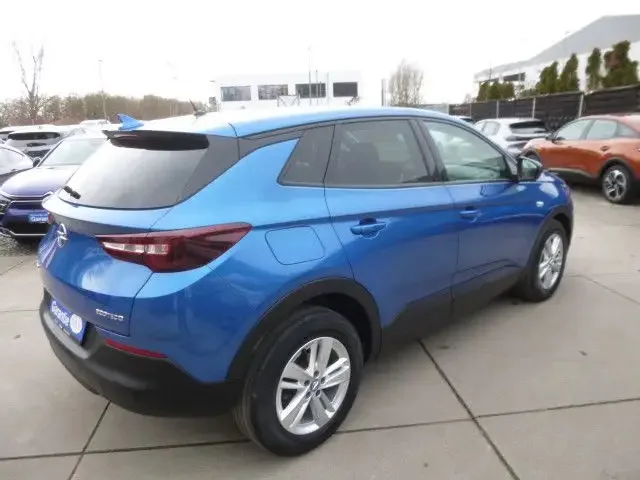 Чистый роскошный Opel-Grandland (X) 15 CDTI SUV доступен для доставки