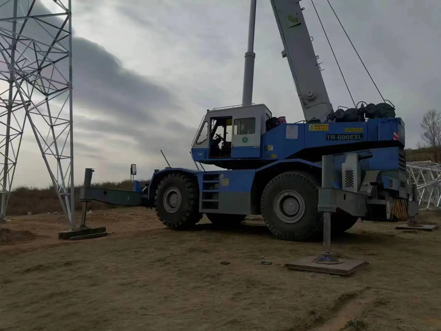 Подержанный 60-тонный автокран Тадано TR-600EXL пересеченного крана