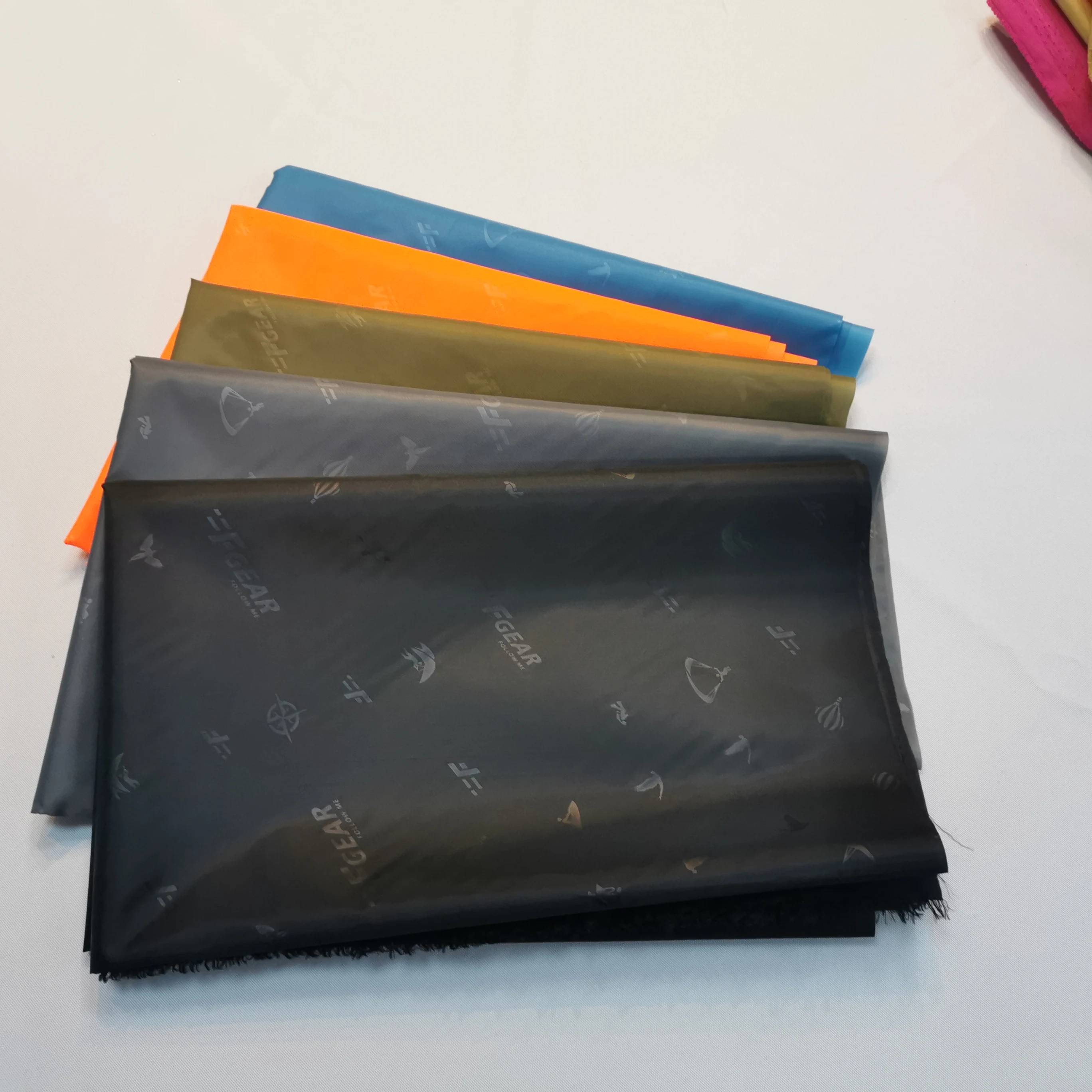 High quality woven jersey polyester jacquard with twill taffeta embossed red-crowned crane logo jacquard lining