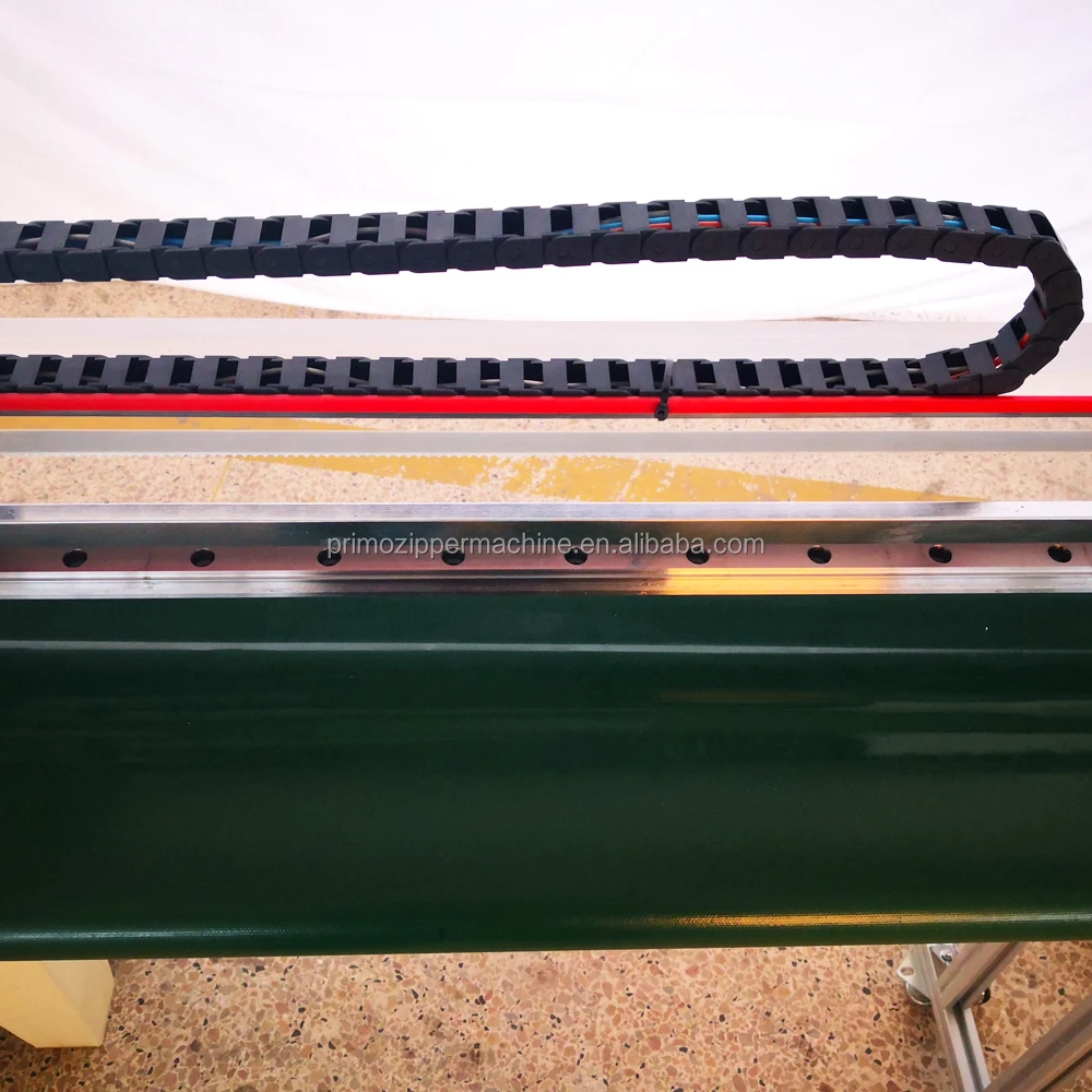 Auto close end nylon zipper cutting machine wirh robot arm